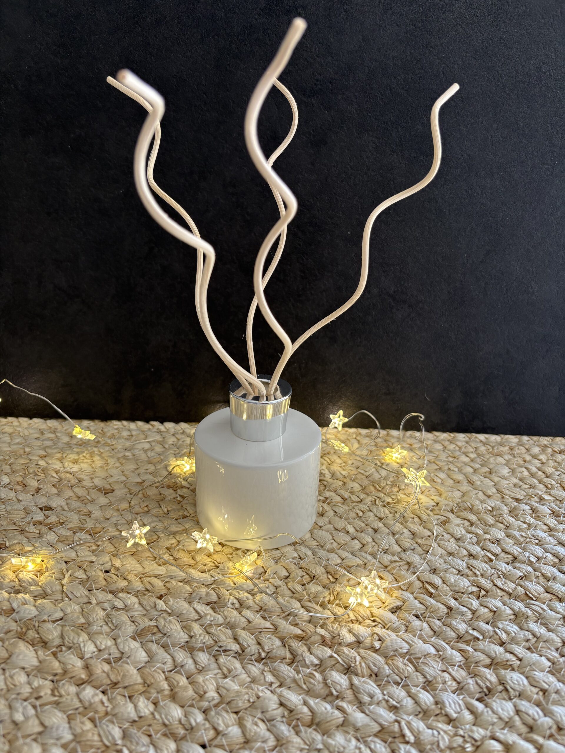 Diffuseur à tiges Auréa des Sens au format rond blanc, pensé pour parfumer une pièce avec douceur tout en restant décoratif.