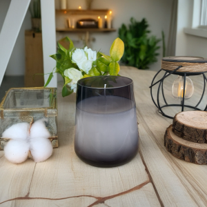 Bougie parfumée dans un grand verre fumé chic