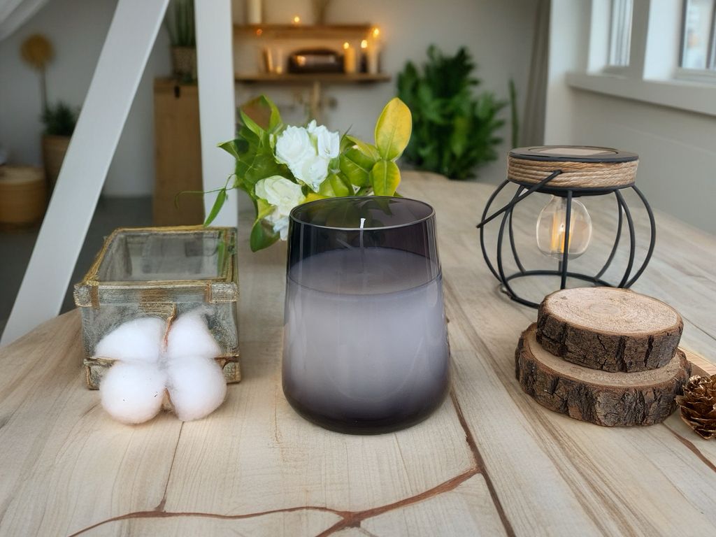 Bougie parfumée dans un grand verre fumé chic