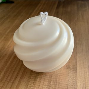 Bougie spirale blanche décorative, cire lisse sculptée, mèche coton, ambiance minimaliste chic.