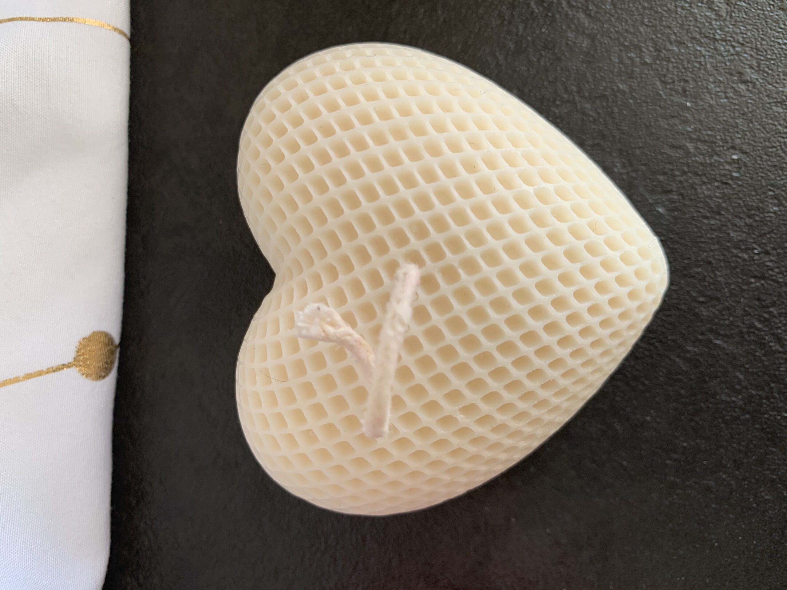 Grand cœur beige bougie moulée artisanale – détail texture nid d’abeille
