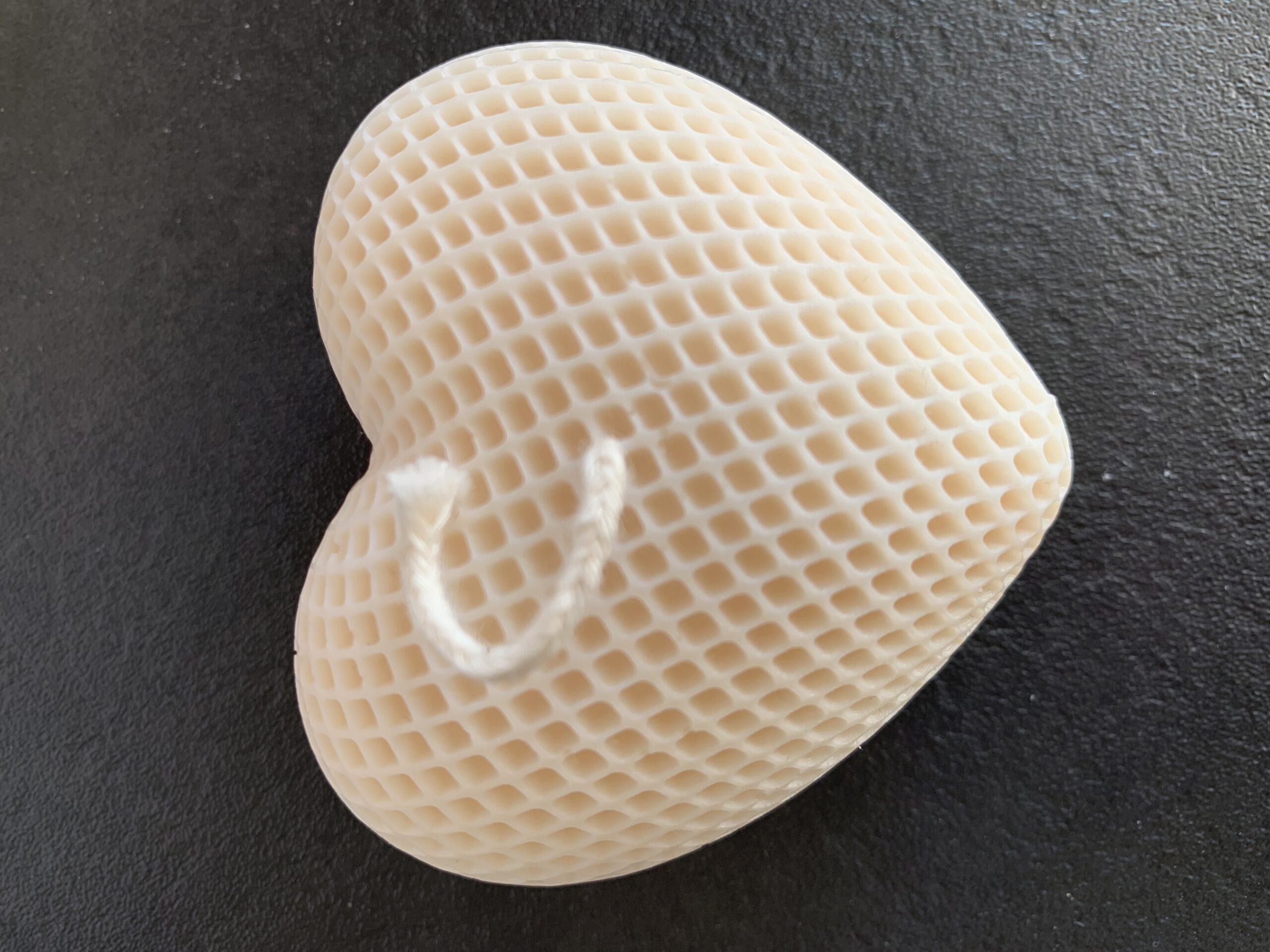Bougie cœur beige texture nid d’abeille – mèche coton – Auréa des Sens