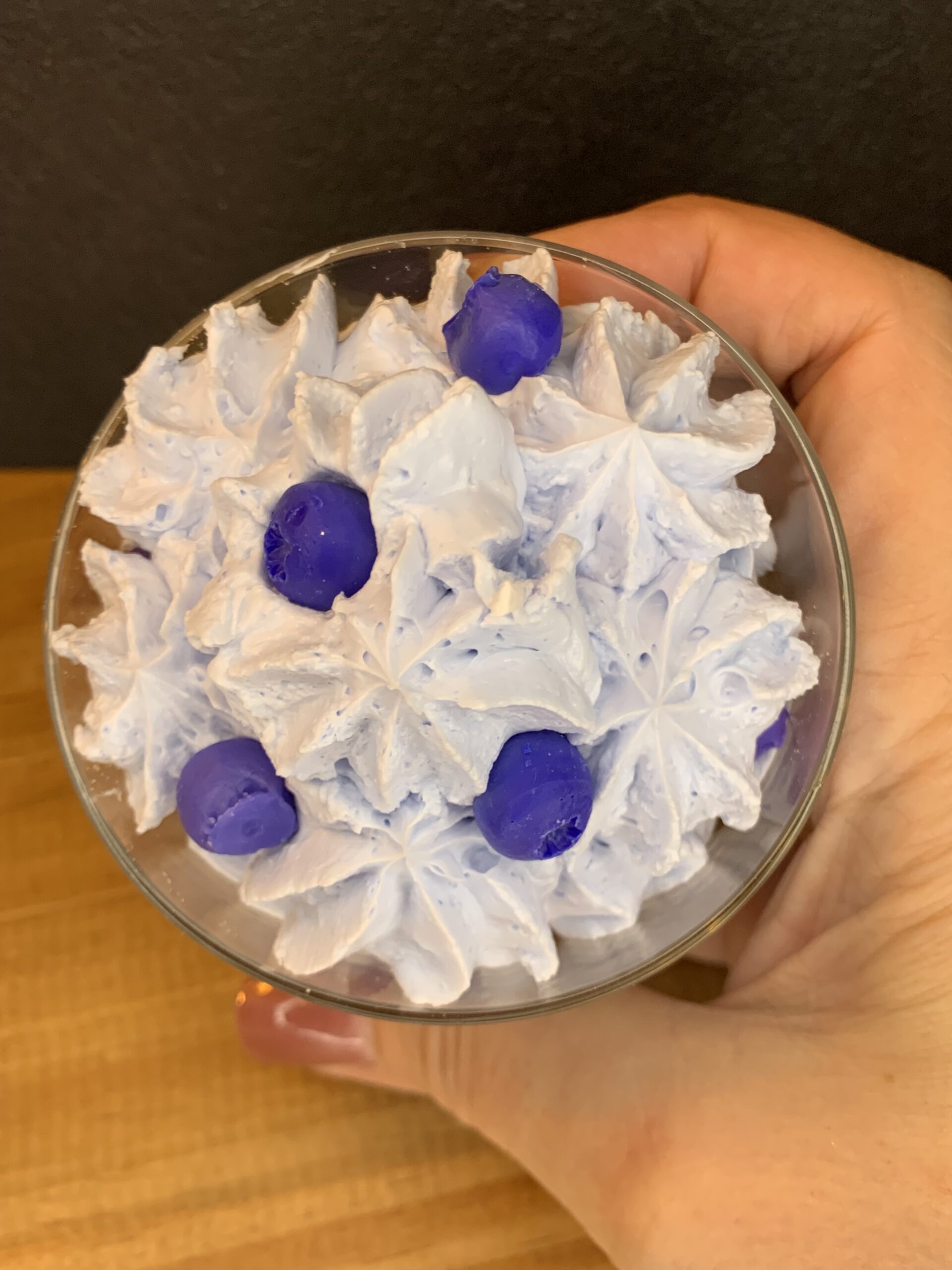vue de dessus bougie gourmande muffin myrtille