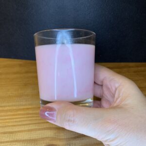 Bougie parfumée rose poudré en verre transparent – parfum poudre de riz