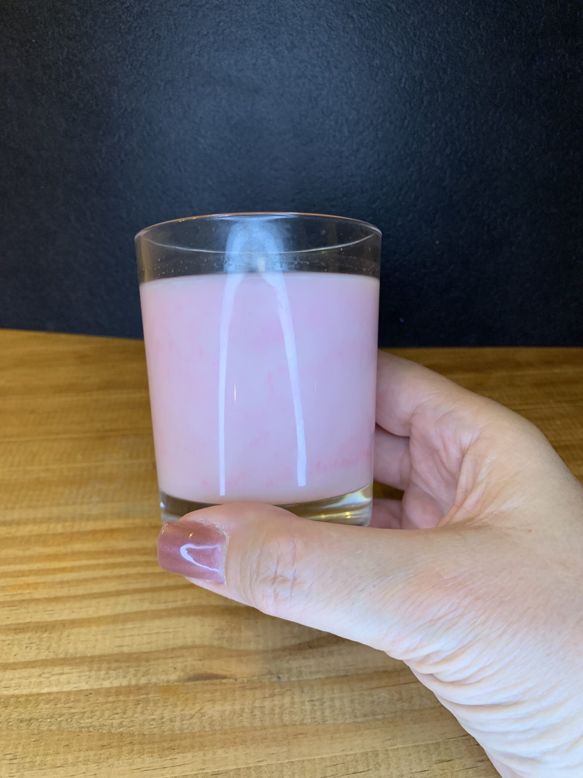 Bougie parfumée rose poudré en verre transparent – parfum poudre de riz
