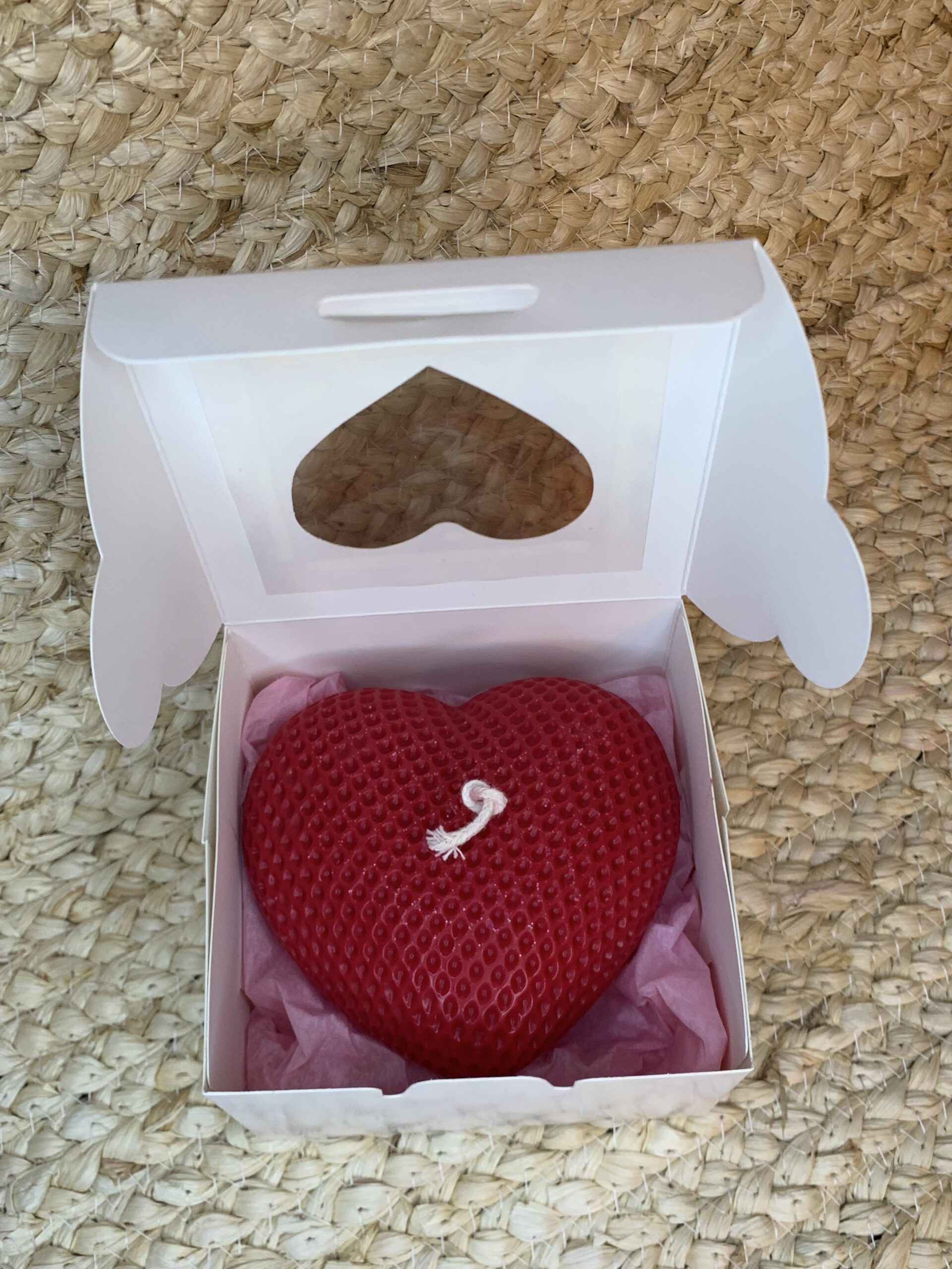 Grand cœur beige bougie moulée artisanale – détail texture nid d’abeille