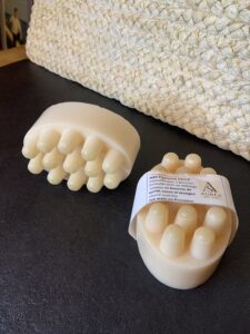 Savon de massage exfoliant Noix & Miel ovale à picots, galet massant au sucre roux