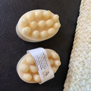 Savon de massage exfoliant Noix & Miel ovale à picots, galet massant au sucre roux bio