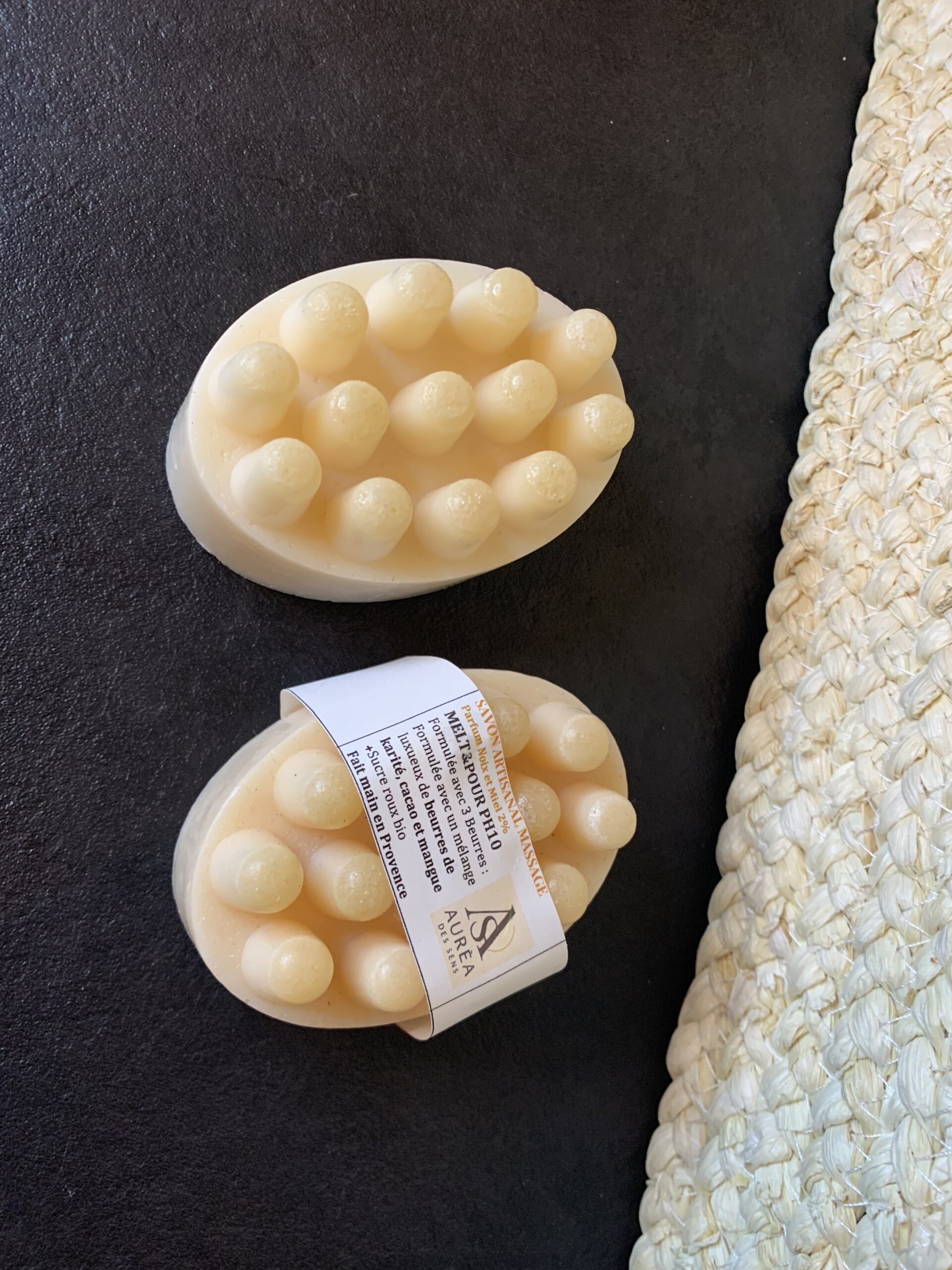 Savon de massage exfoliant Noix & Miel ovale à picots, galet massant au sucre roux bio