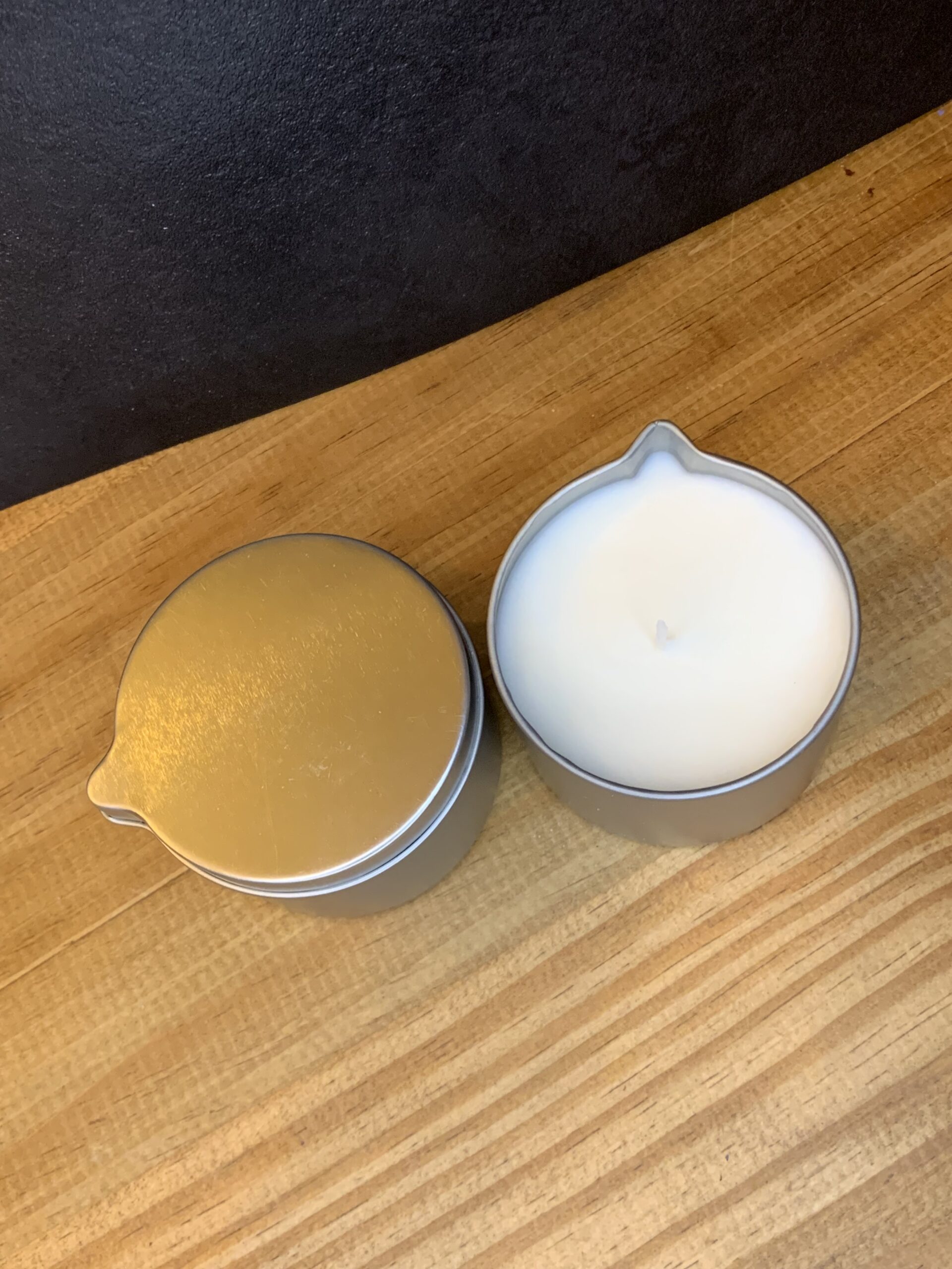 Bougie de massage Noix de coco 50 ml boîte métal ronde avec bec verseur