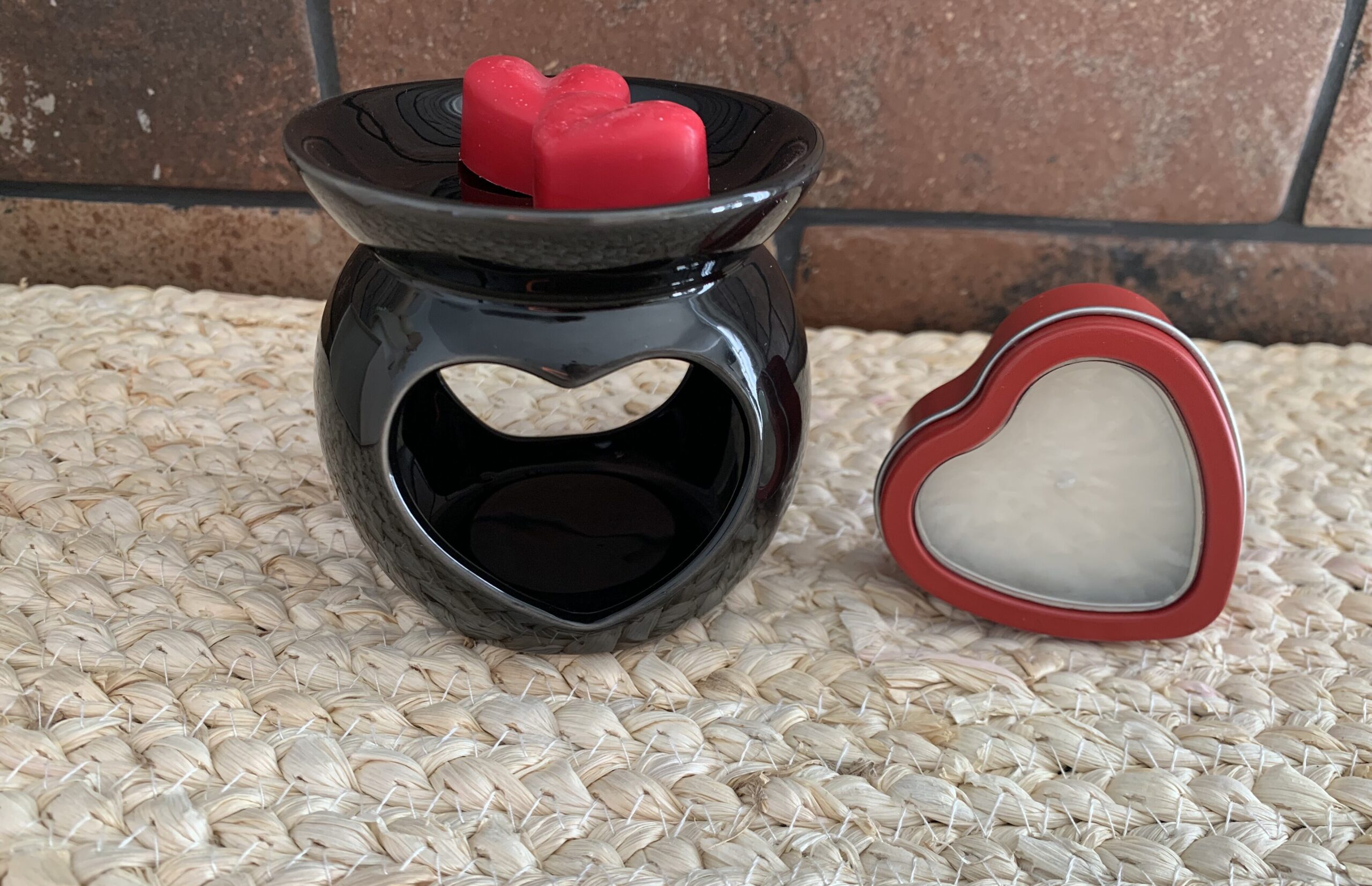 Coffret Saint-Valentin : brûle-parfum verni noir, fondants cœur Pomme d’Amour et bougie de massage en boîte cœur rouge
