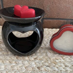 Coffret Saint-Valentin intense noir : brûle-parfum verni noir, fondants cœur Pomme d’Amour et bougie de massage en boîte cœur rouge