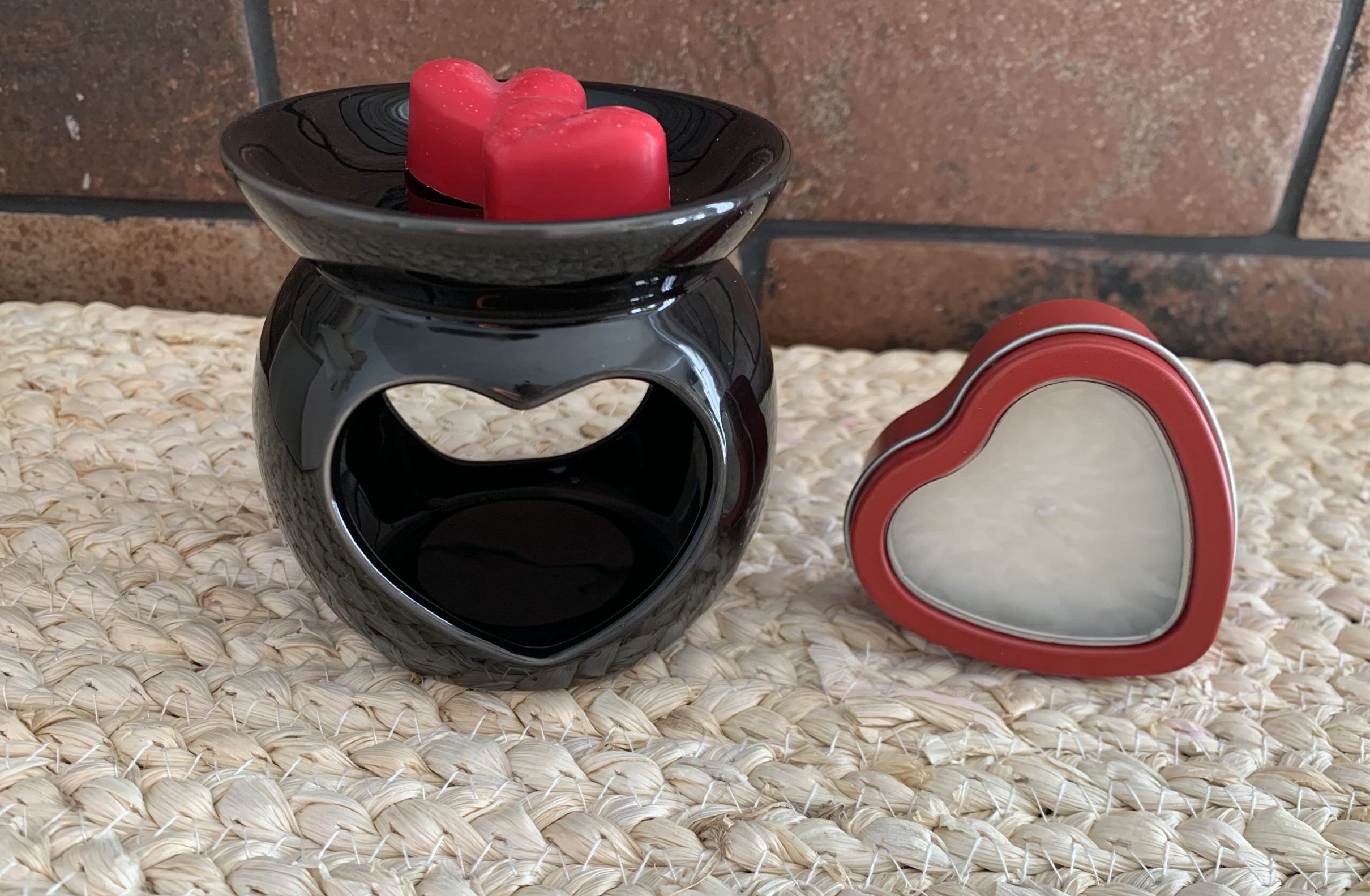 Coffret Saint-Valentin intense noir : brûle-parfum verni noir, fondants cœur Pomme d’Amour et bougie de massage en boîte cœur rouge