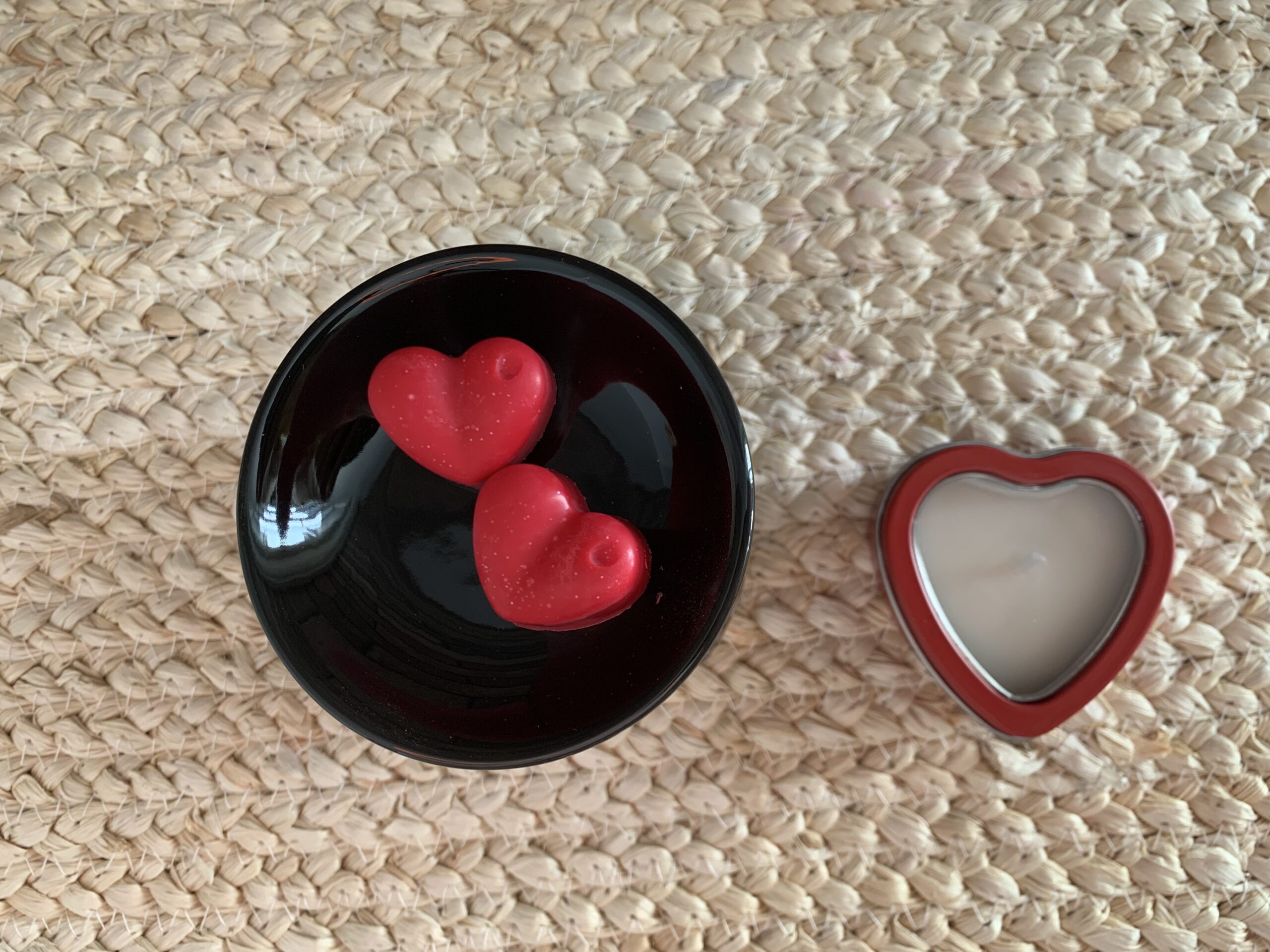 Brûle-parfum noir verni cœur avec fondants parfum Pomme d’Amour
