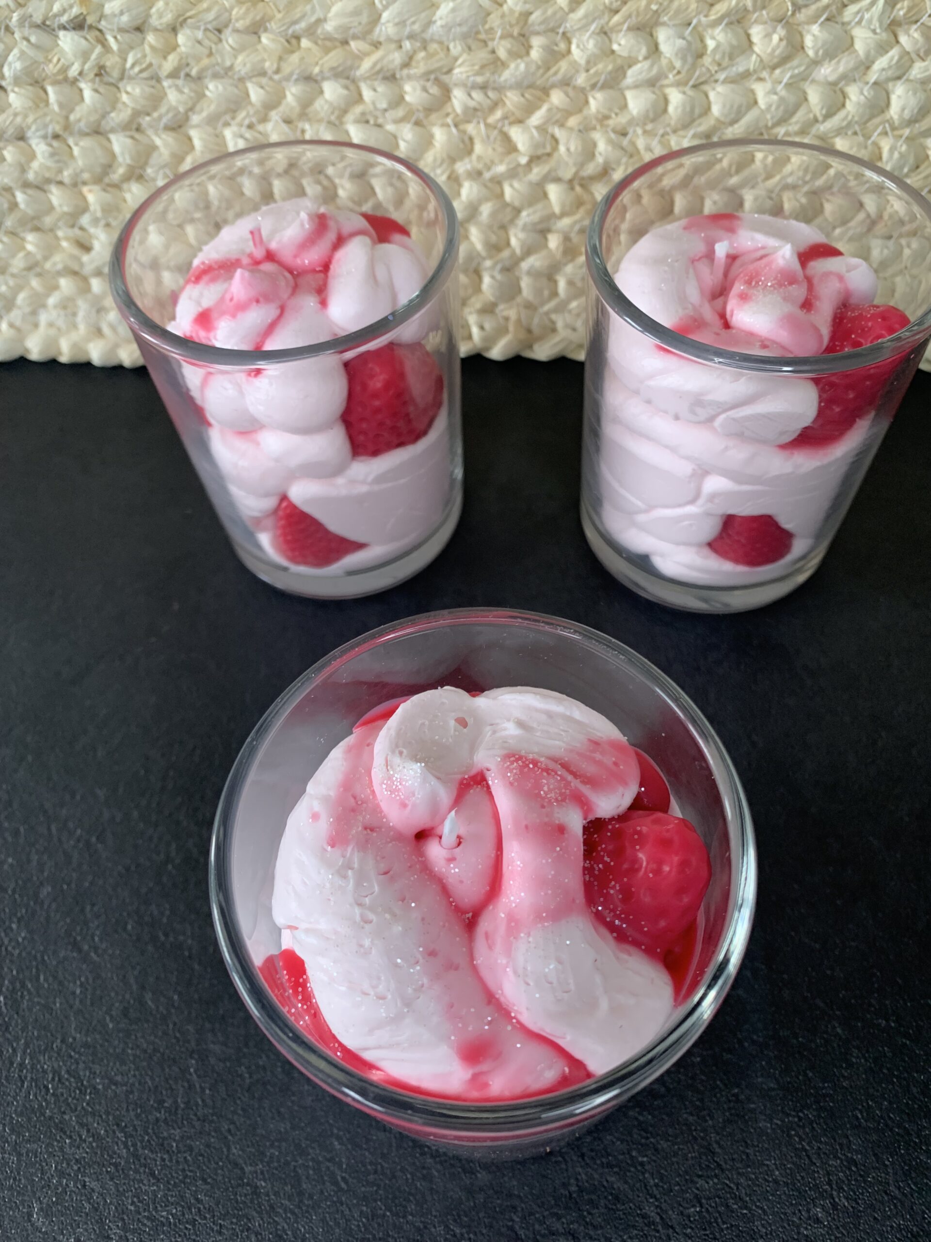 Bougie Gourmande “Yaourt à la Fraise” – Chantilly & Fraises | Auréa des Sens – Image 3