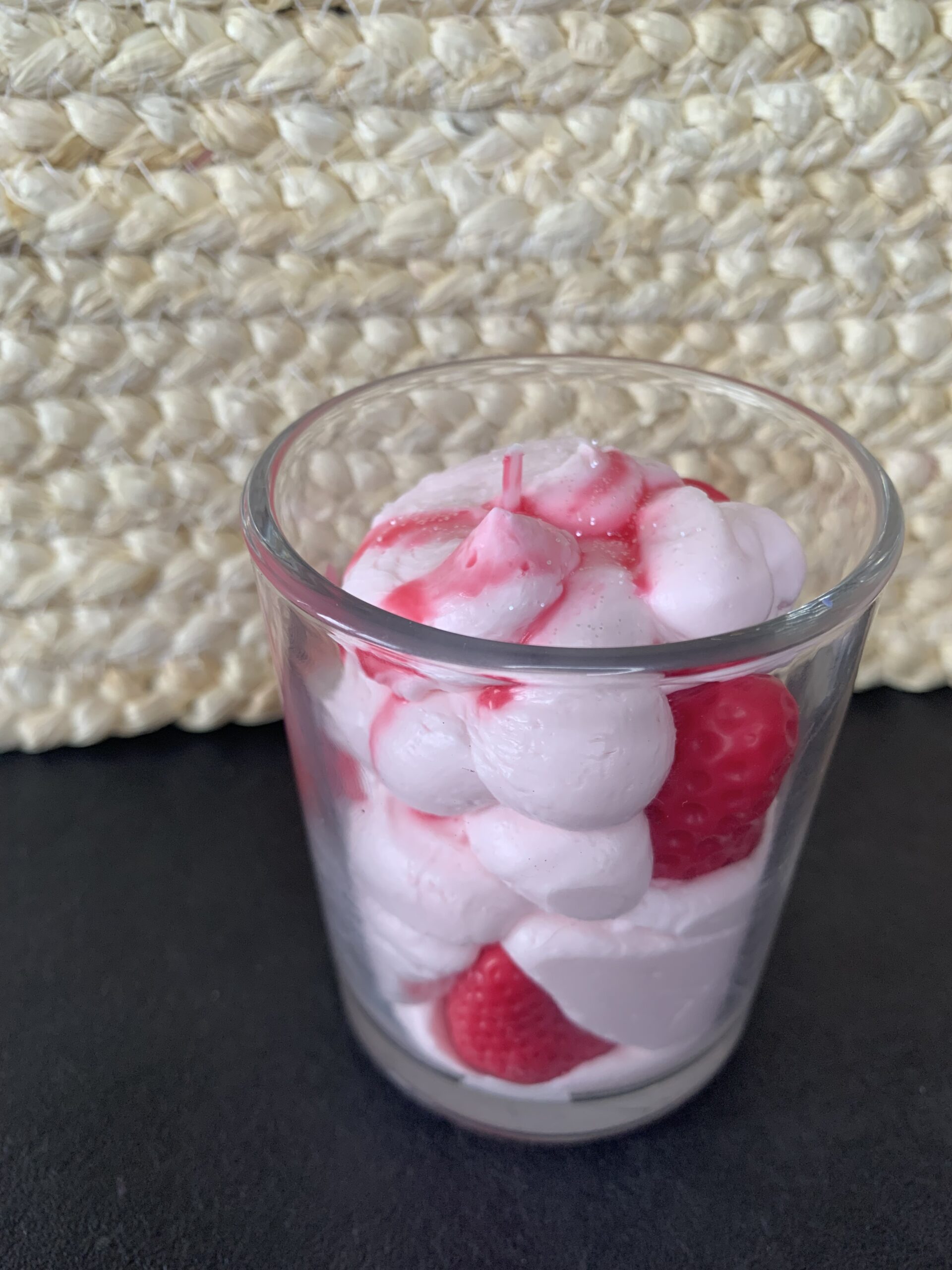Détail bougie gourmande fraise – cire chantilly rose et décor fruité