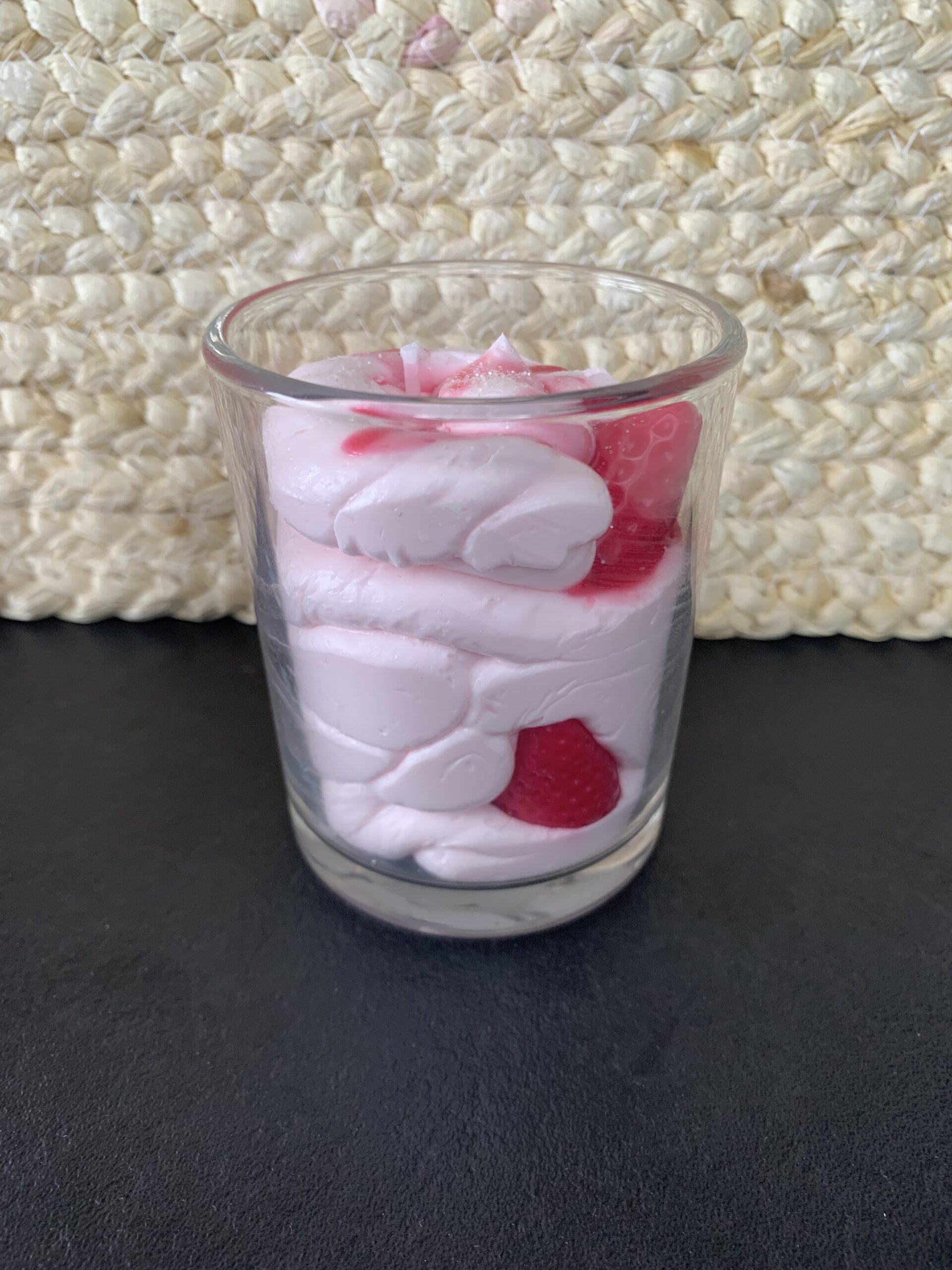 Bougie gourmande yaourt à la fraise Auréa des Sens – chantilly rose et fraises