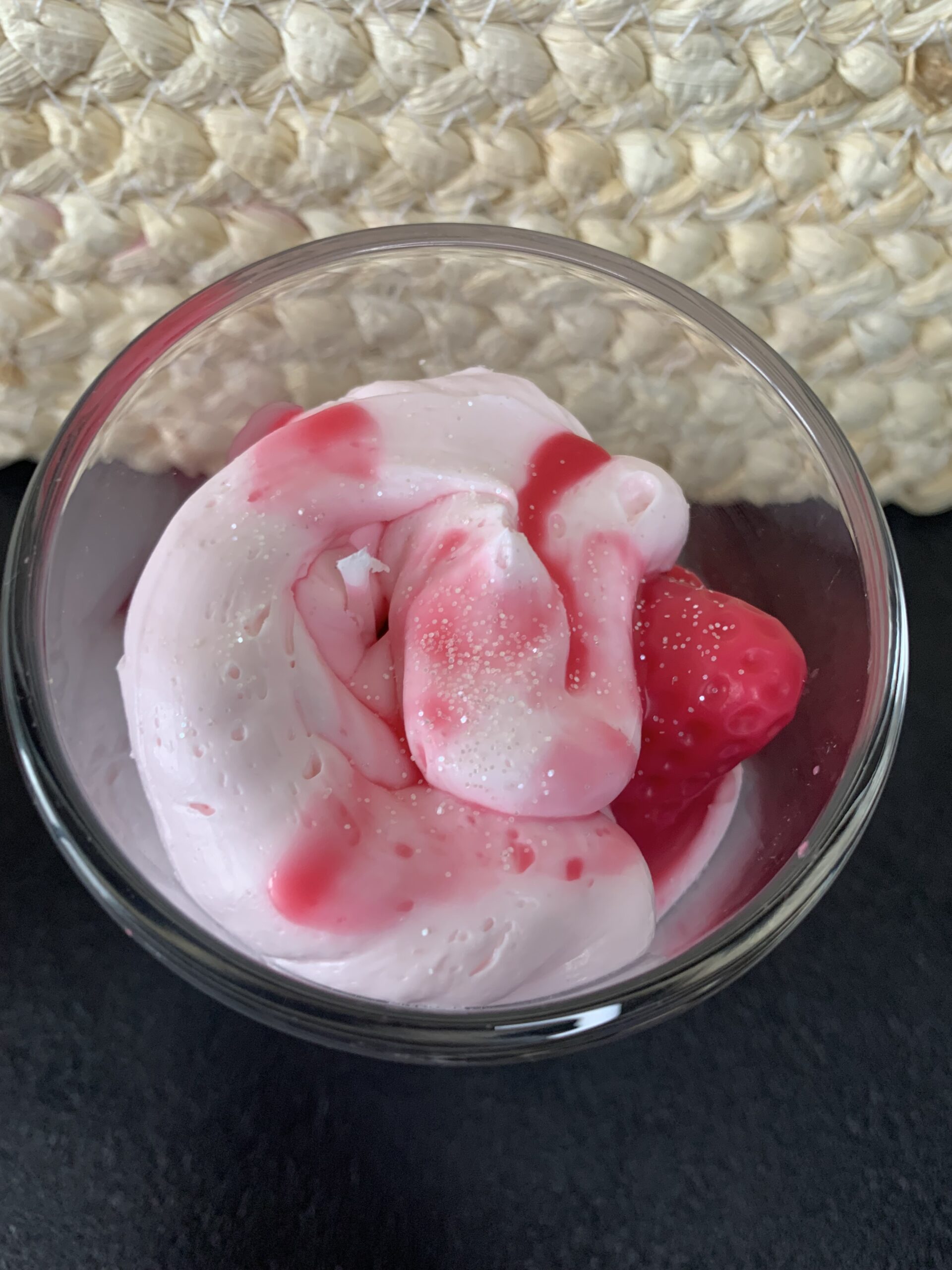 Bougie Gourmande “Yaourt à la Fraise” – Chantilly & Fraises | Auréa des Sens – Image 4