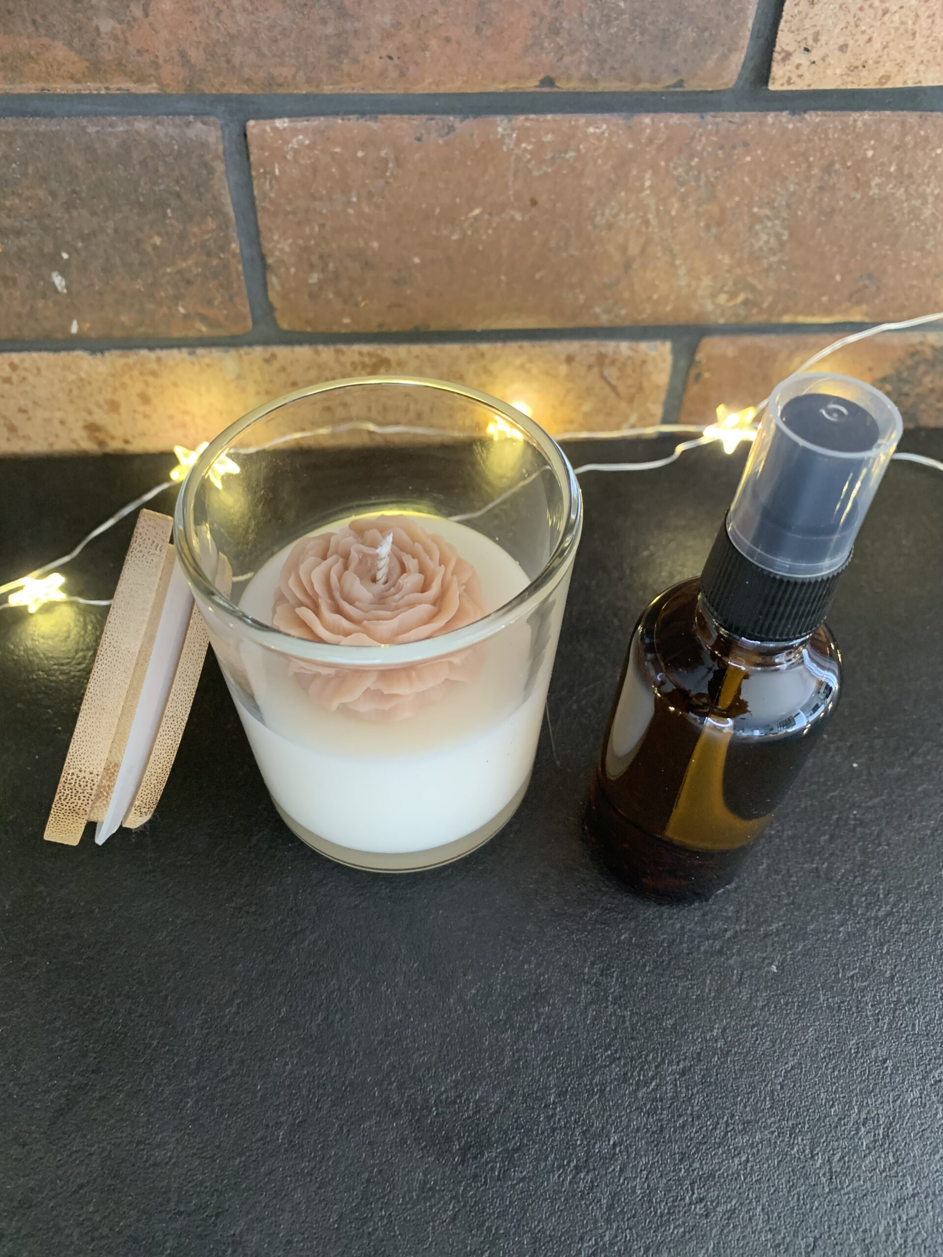 Bougie Tonka artisanale en verre transparent avec fleur beige rosé décorative