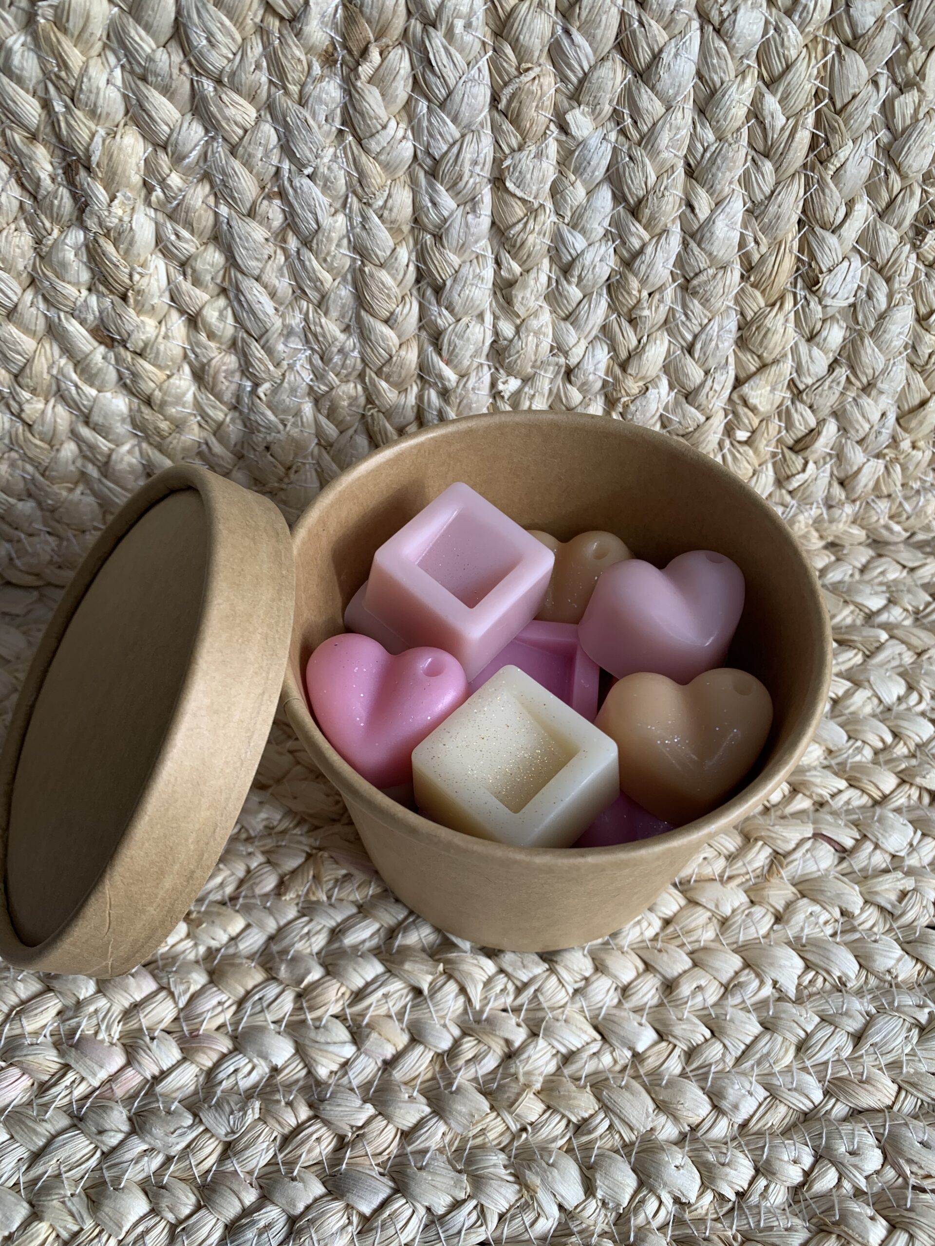 Fondants parfumés 120g formes cœur et carré dans boîte carton ouverte