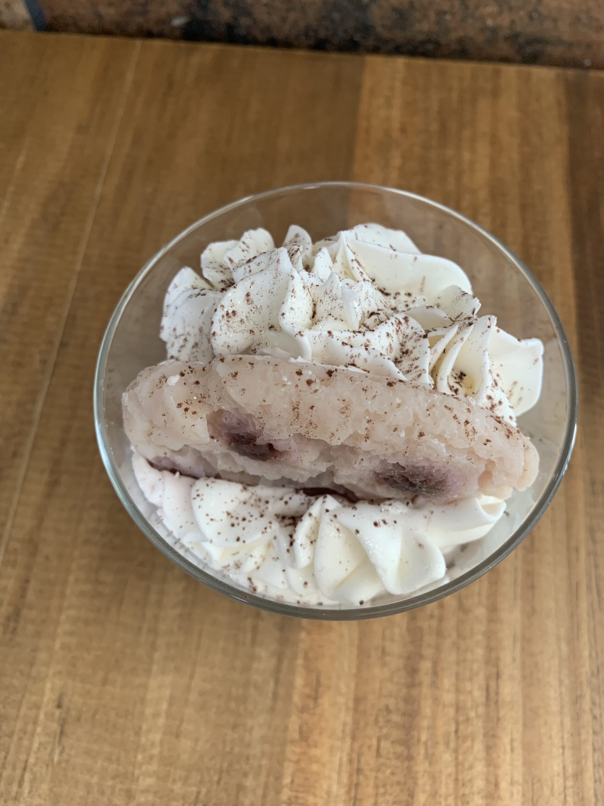 Bougie gourmande cookie chocolat en coupe, biscuit effet cookie posé sur chantilly