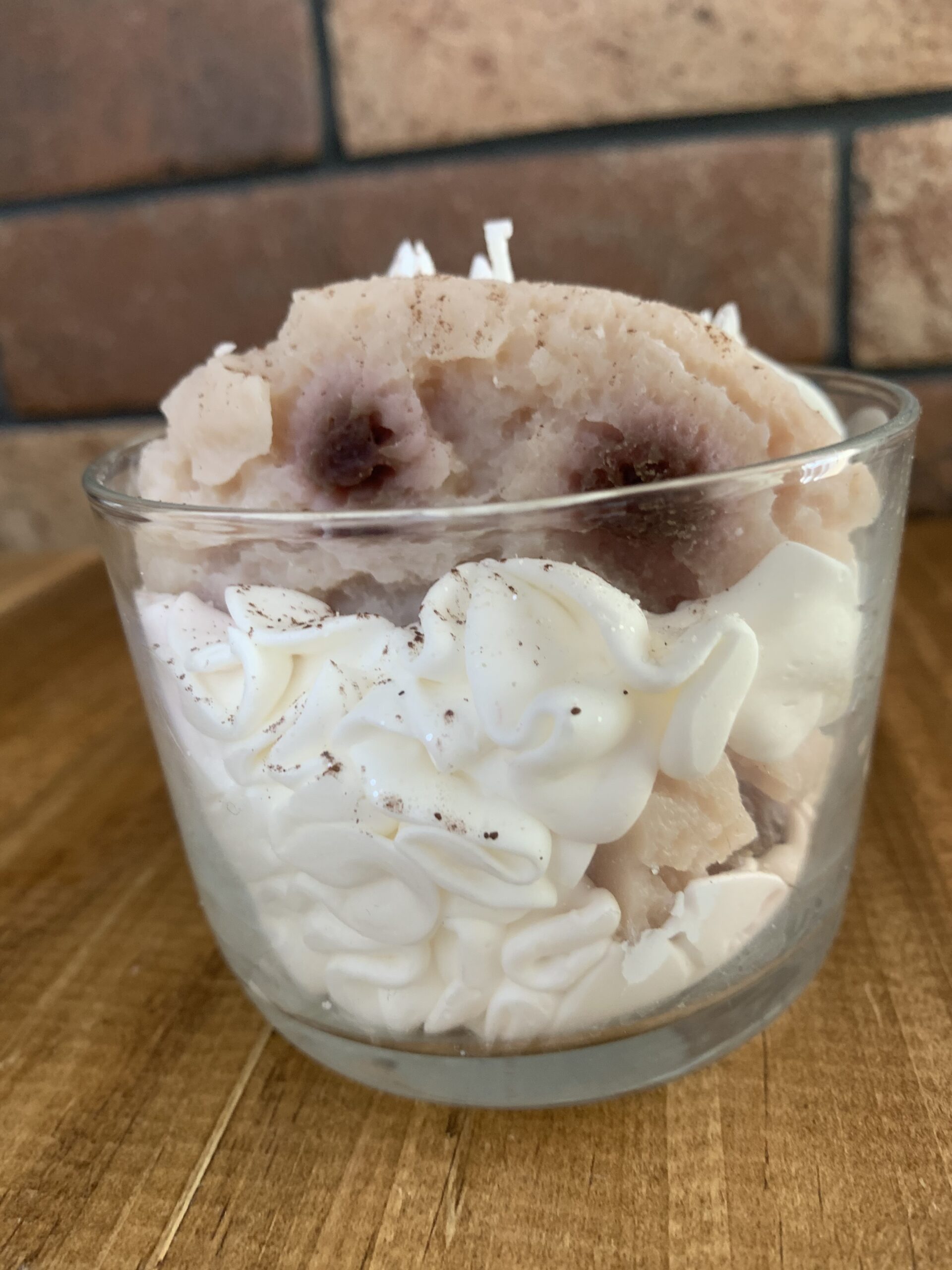 Bougie gourmande cookie chocolat artisanale, détails de la chantilly blanche et poudre cacao