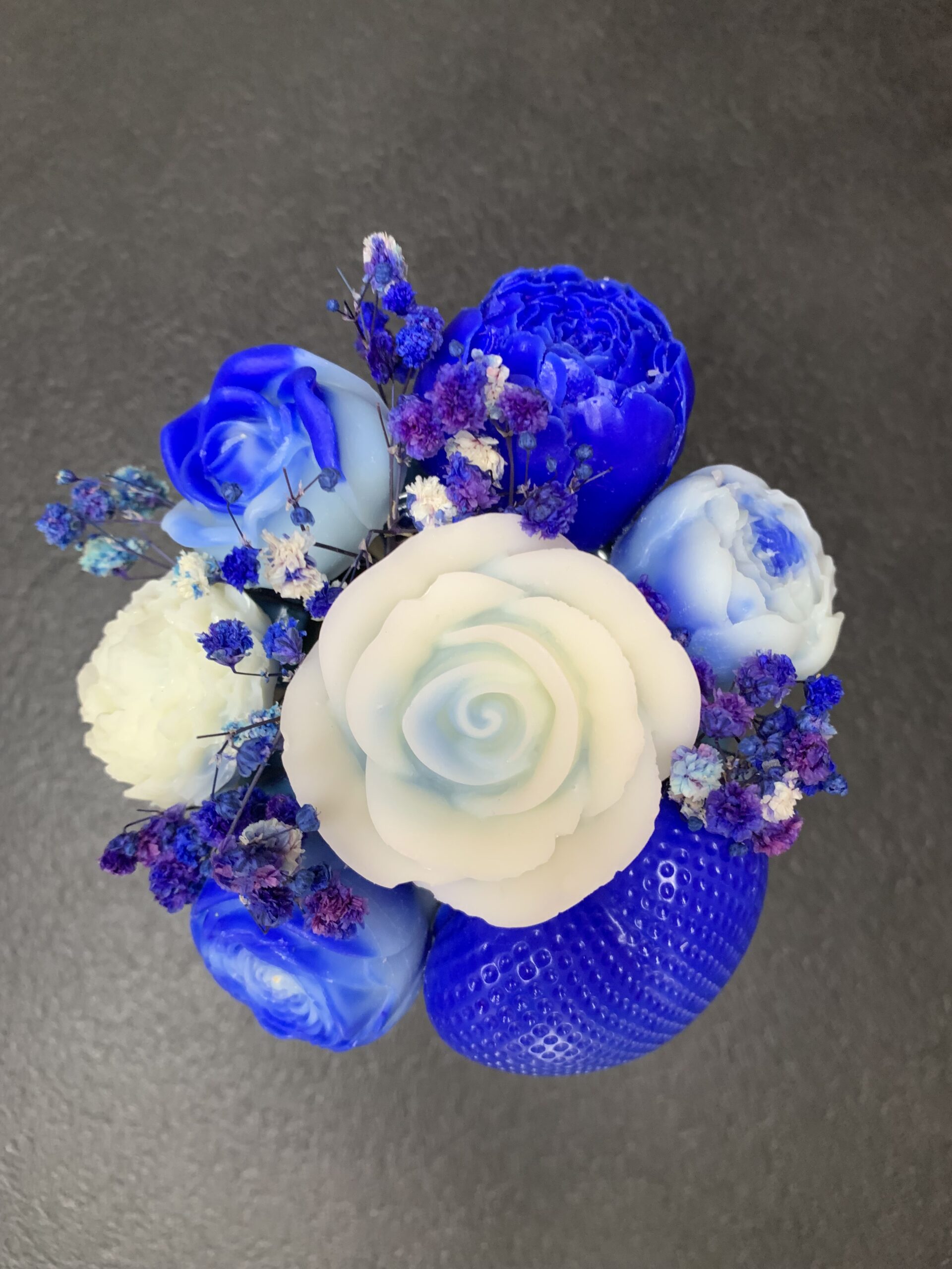 Bouquet éternel fleur de coton – vue du dessus composition bleue et blanche