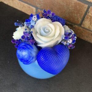Bouquet éternel décoratif – fleurs en cire bleues et blanches vue côté