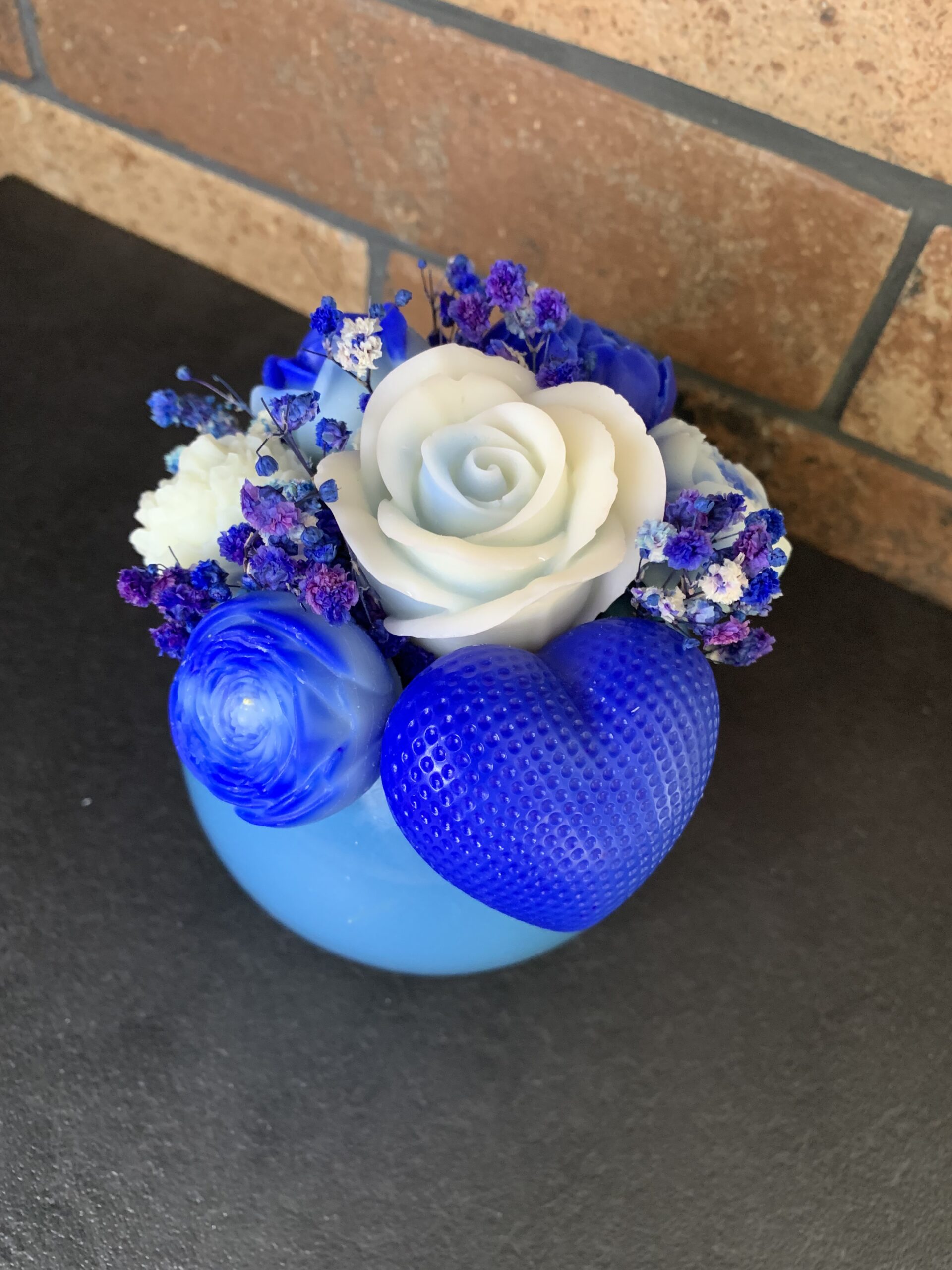 Bouquet éternel décoratif – fleurs en cire bleues et blanches vue côté