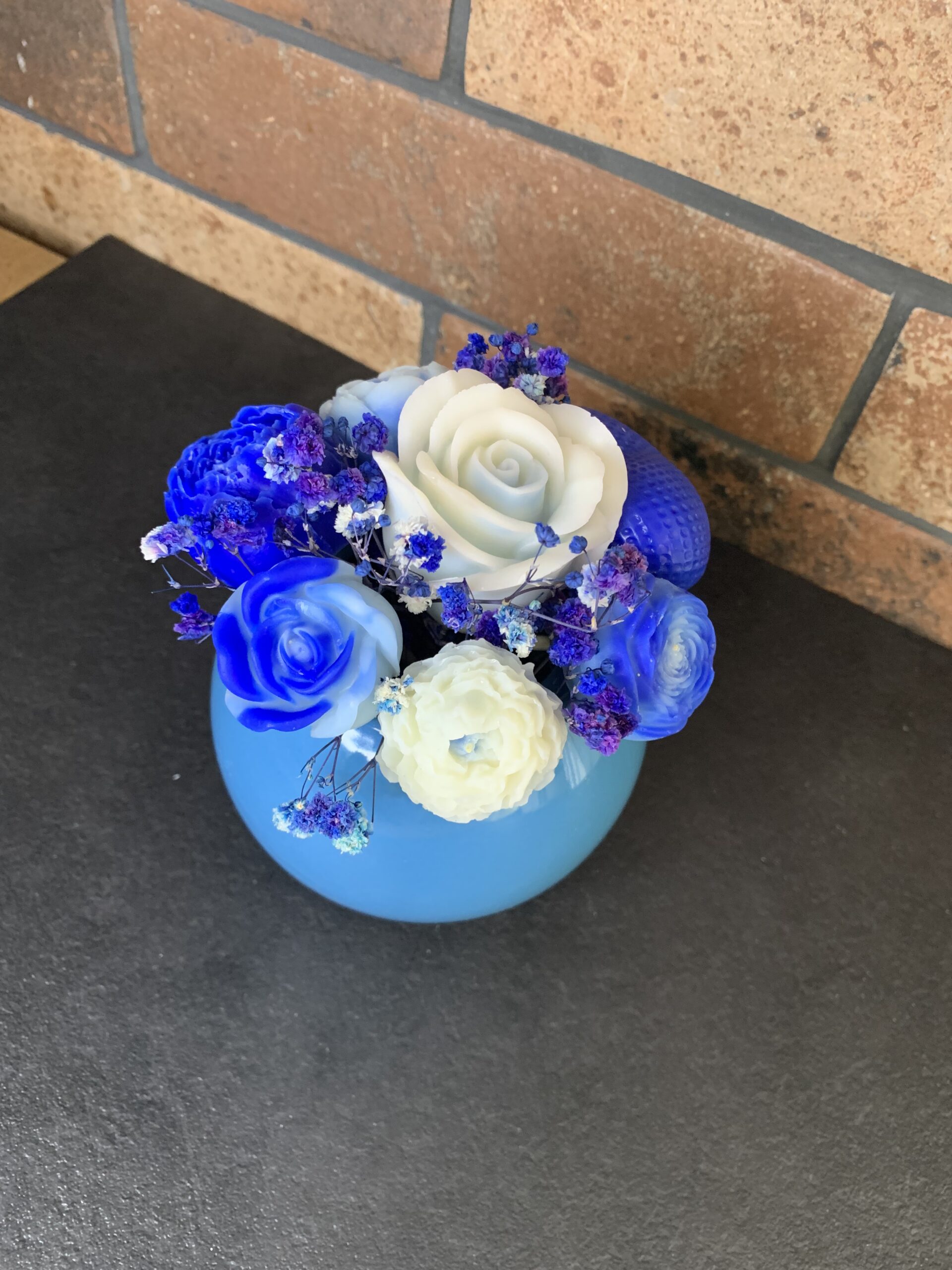 Bouquet éternel bleu – gros plan fleur blanche en cire