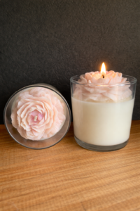 bougie parfumée fleur de coton allumée avec fleur décorative cire végétale