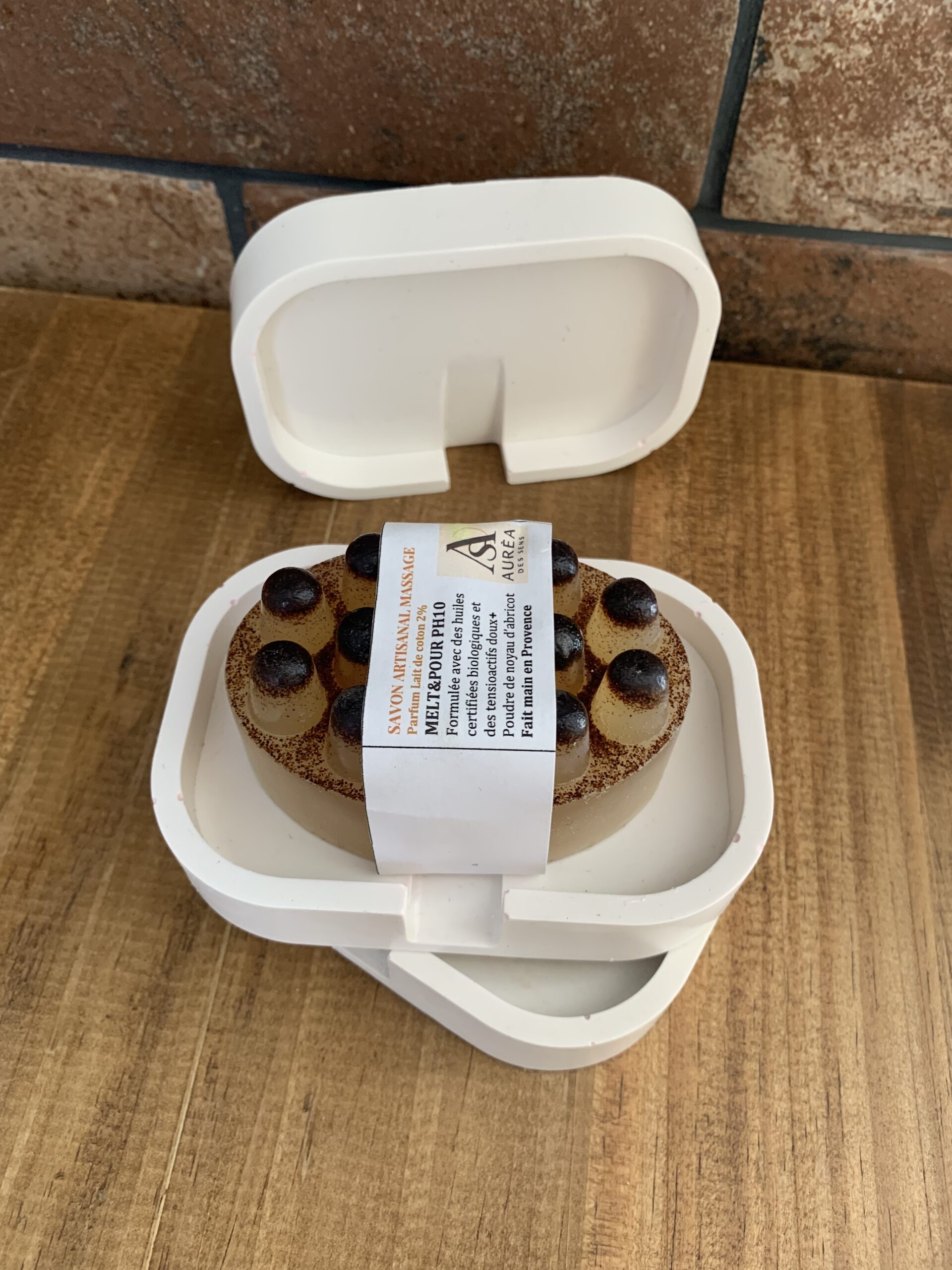 porte-savon jesmonite écru marbré avec savon artisanal