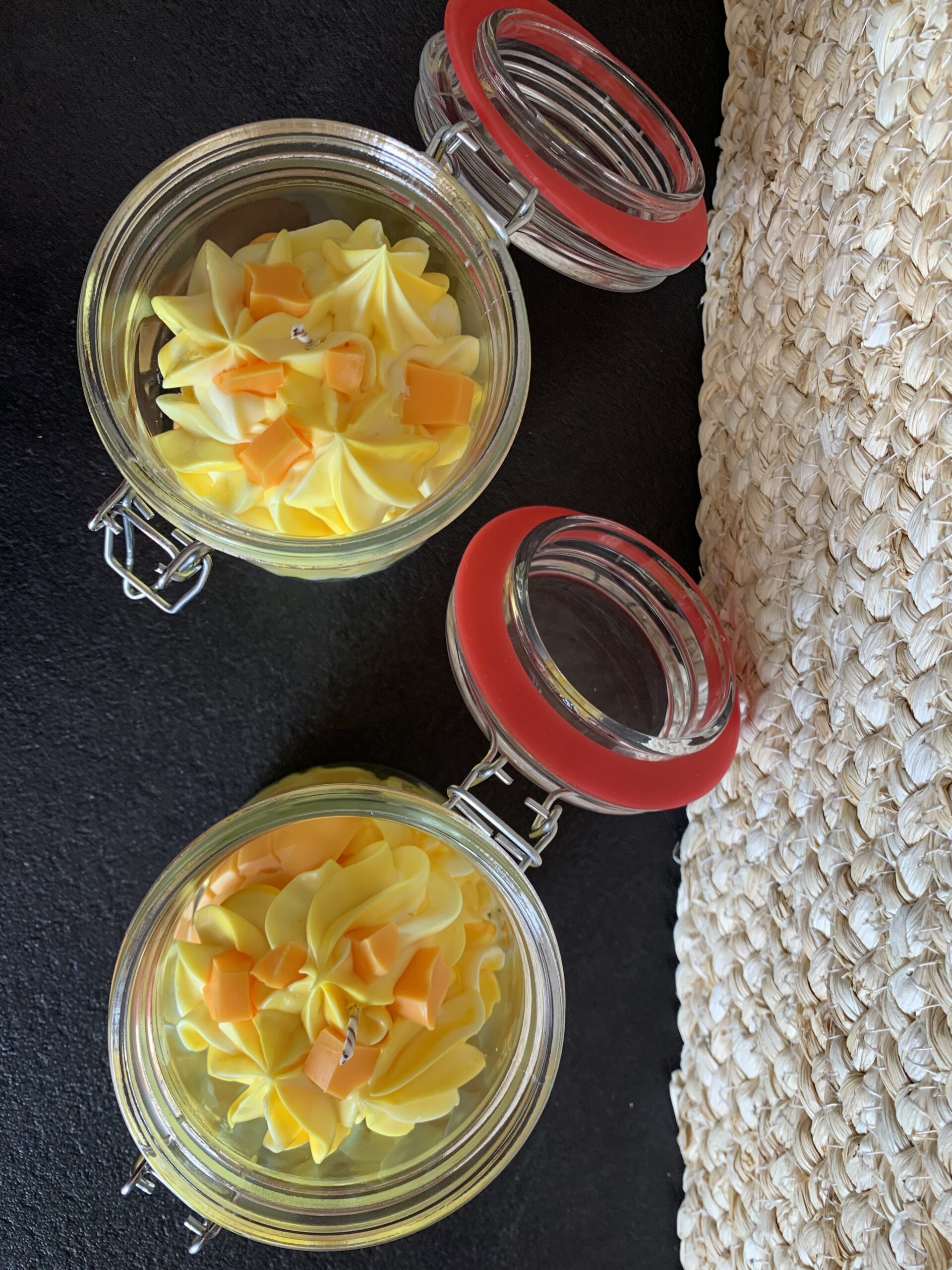 Bougie gourmande mangue papaye aux notes exotiques, réalisée artisanalement dans l’univers Hygge du Sud