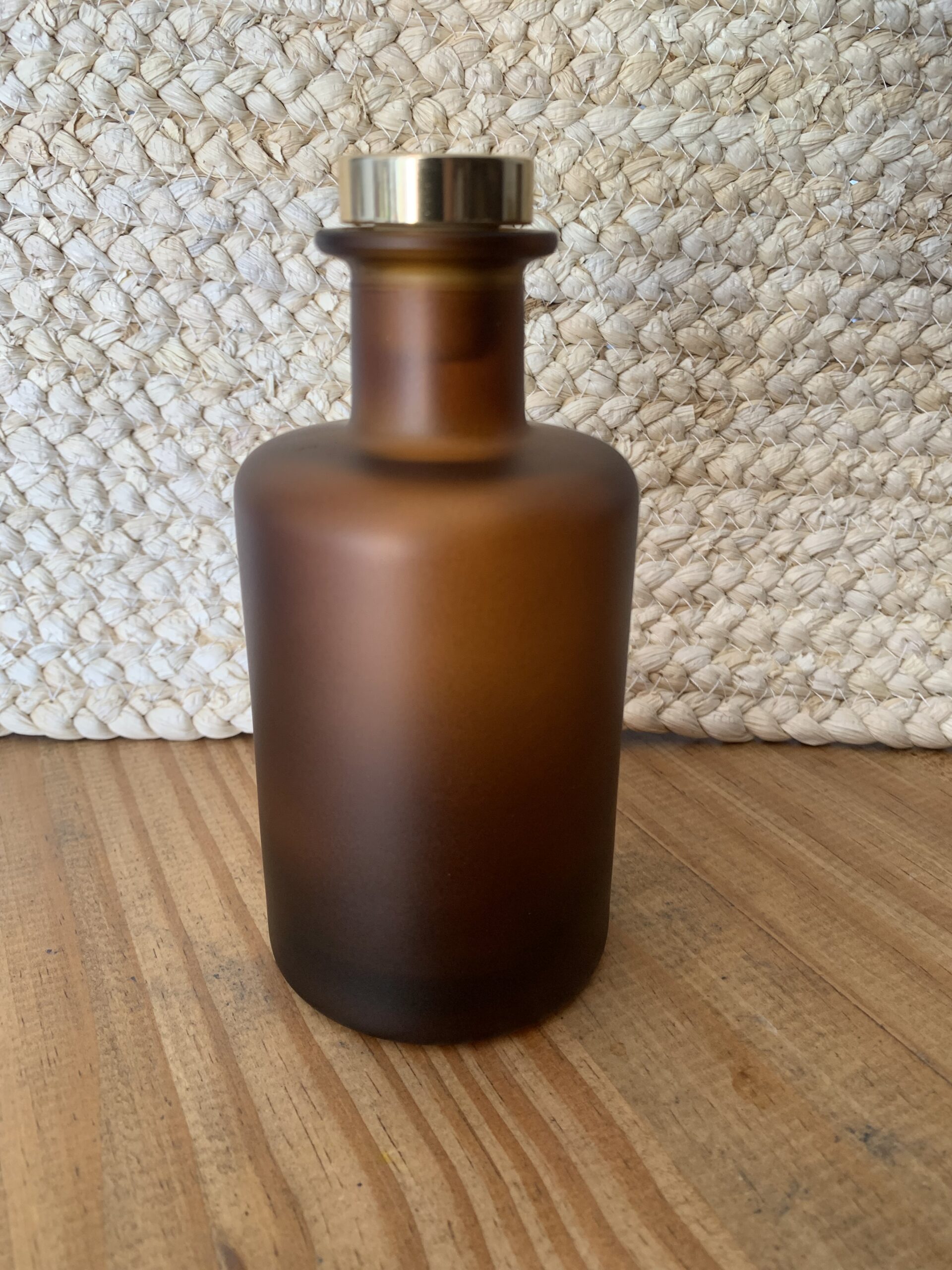 diffuseur parfumé ambré mat avec bouchon doré