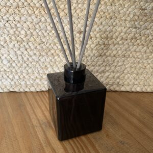 Diffuseur noir 180 ml en flacon carré avec tiges antracites