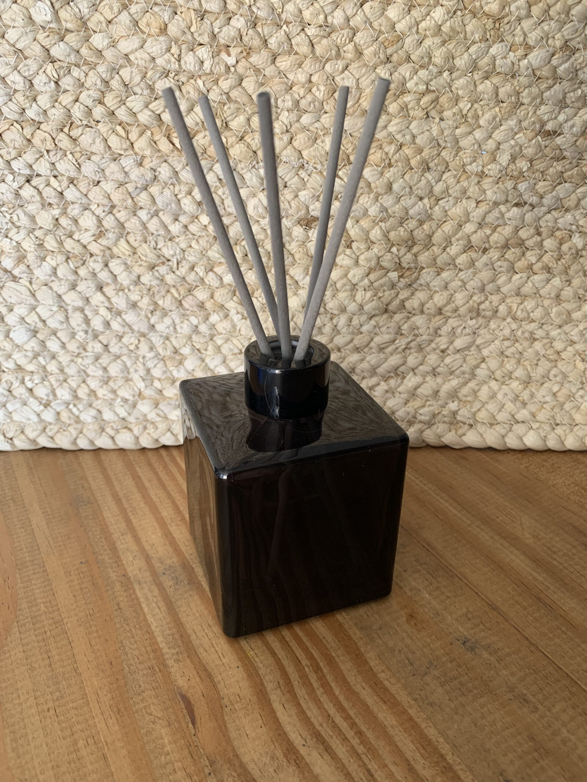 Diffuseur noir 180 ml en flacon carré avec tiges antracites