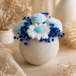 Bouquet parfumé Poudre de riz en vase beige céramique avec fleurs en cire bleues et blanches