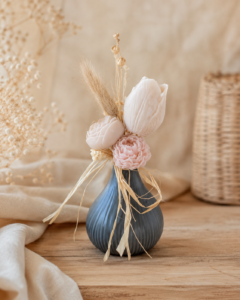 Mini bouquet parfumé Chocolat noisette en vase céramique bleu gris dans un décor doux et naturel