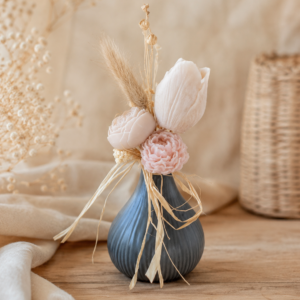 Mini bouquet parfumé Chocolat noisette en vase céramique bleu gris dans un décor doux et naturel