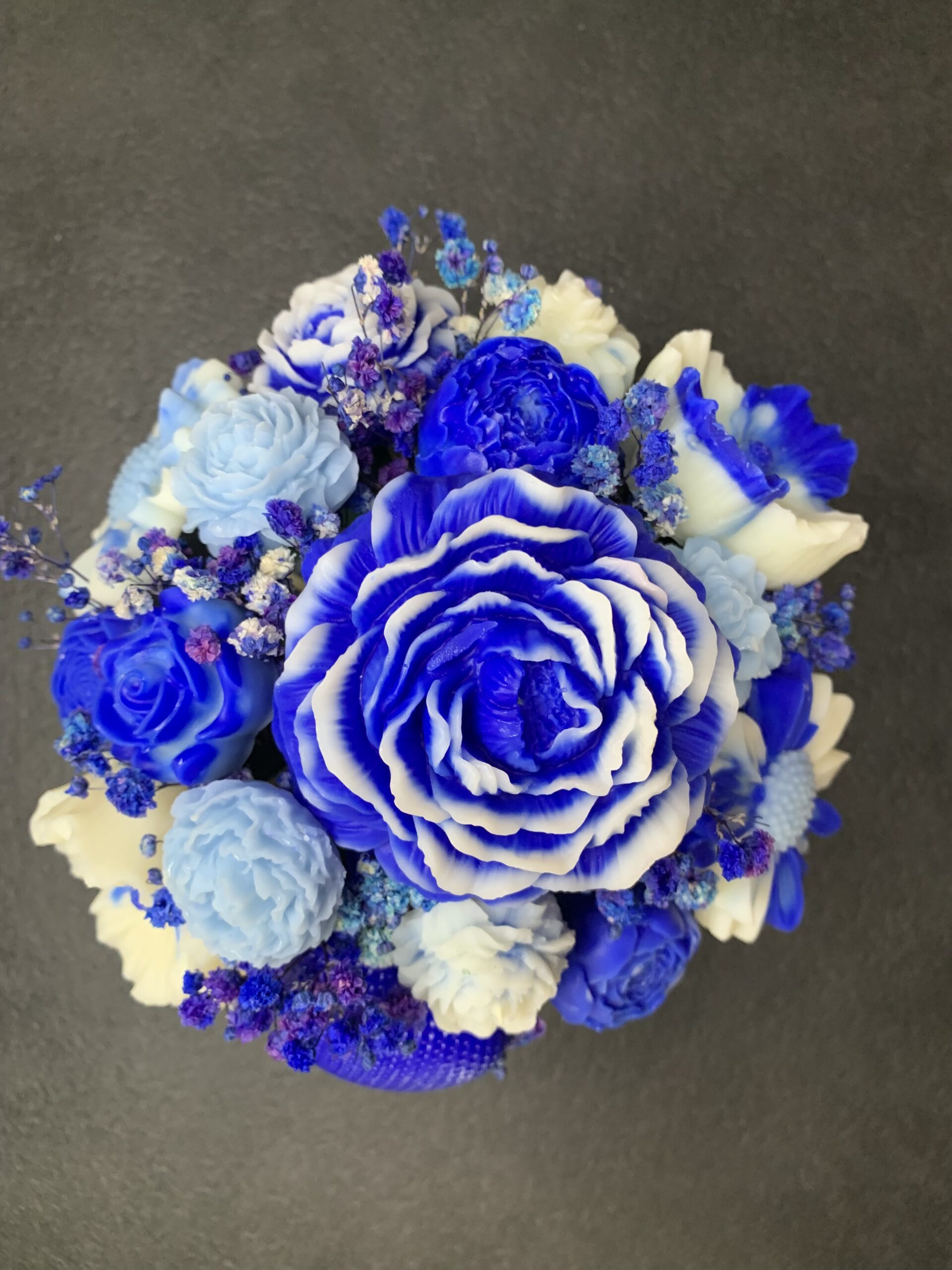 Vue du dessus d’un bouquet parfumé Fleur de coton bleu et blanc