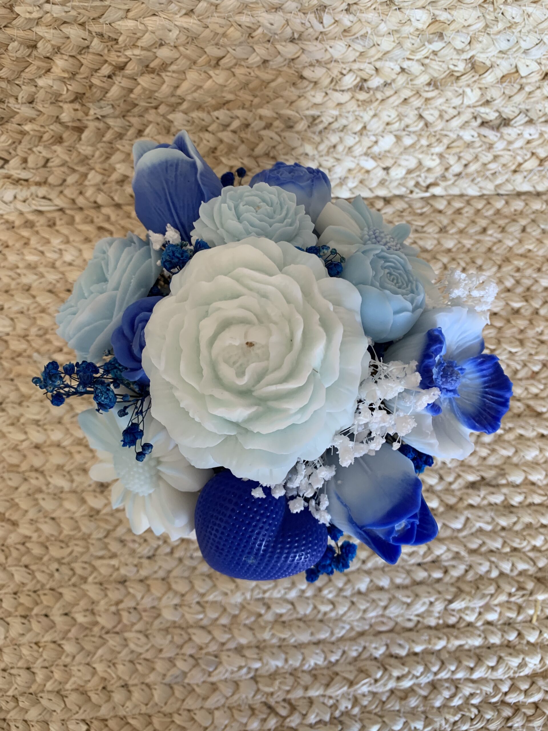 Vue du dessus d’un bouquet parfumé Fleur de coton blanc et bleu