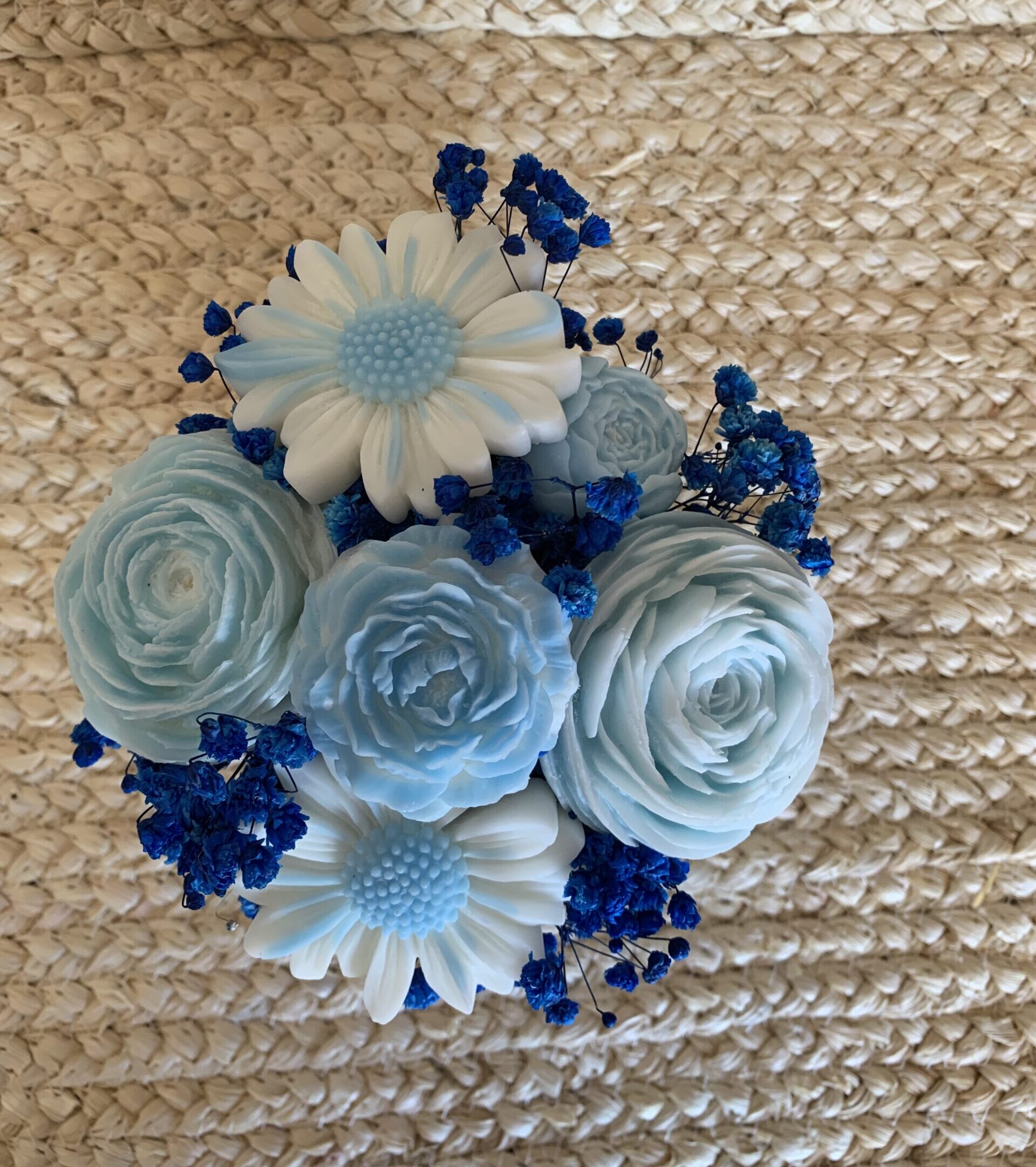 Bouquet parfumé Poudre de riz avec fleurs en cire blanches et bleues
