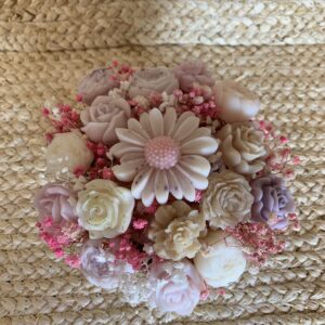 Bouquet parfumé de fondants Musc avec fleurs en cire roses et blanches
