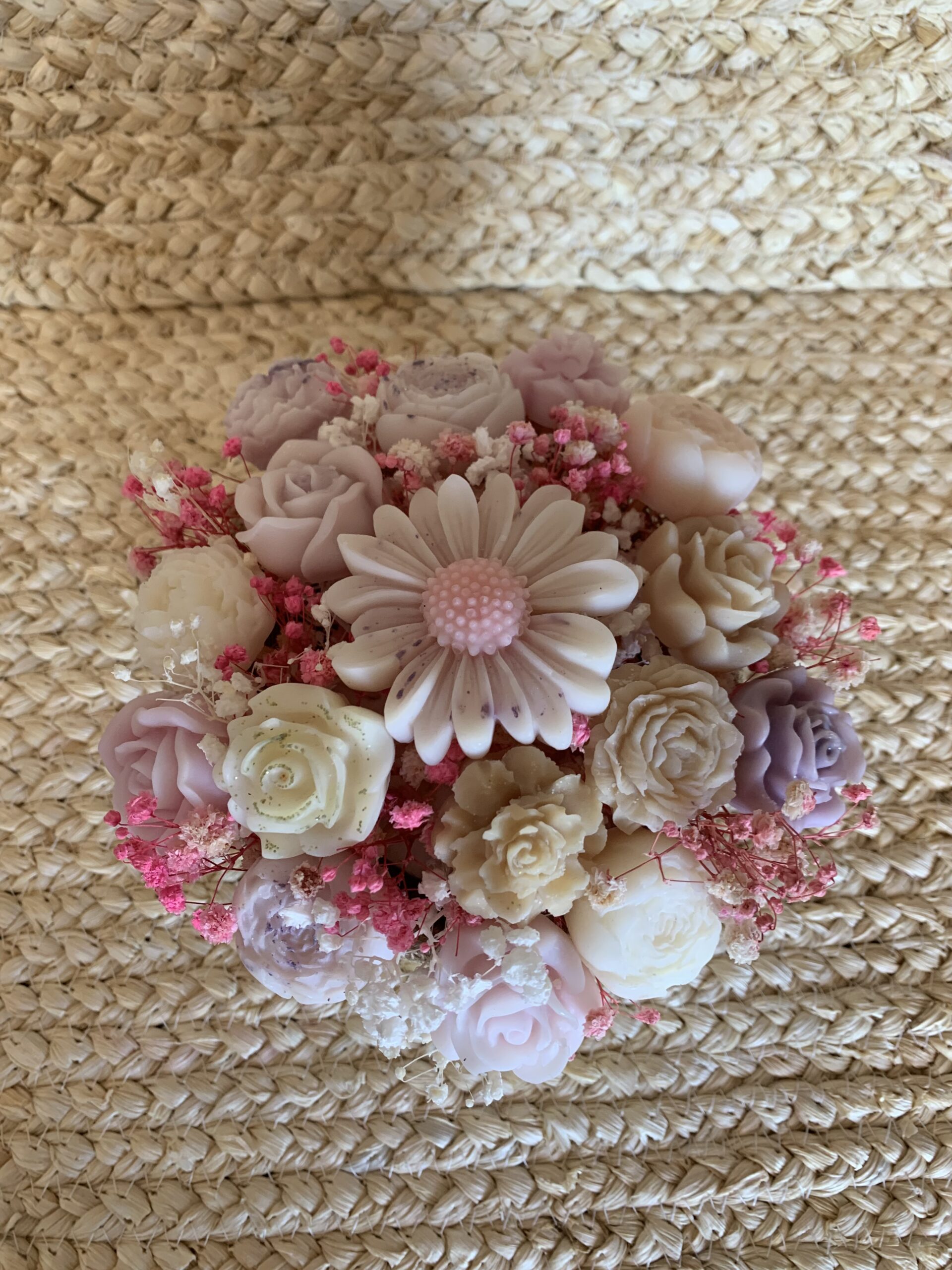 Bouquet parfumé de fondants Musc avec fleurs en cire roses et blanches