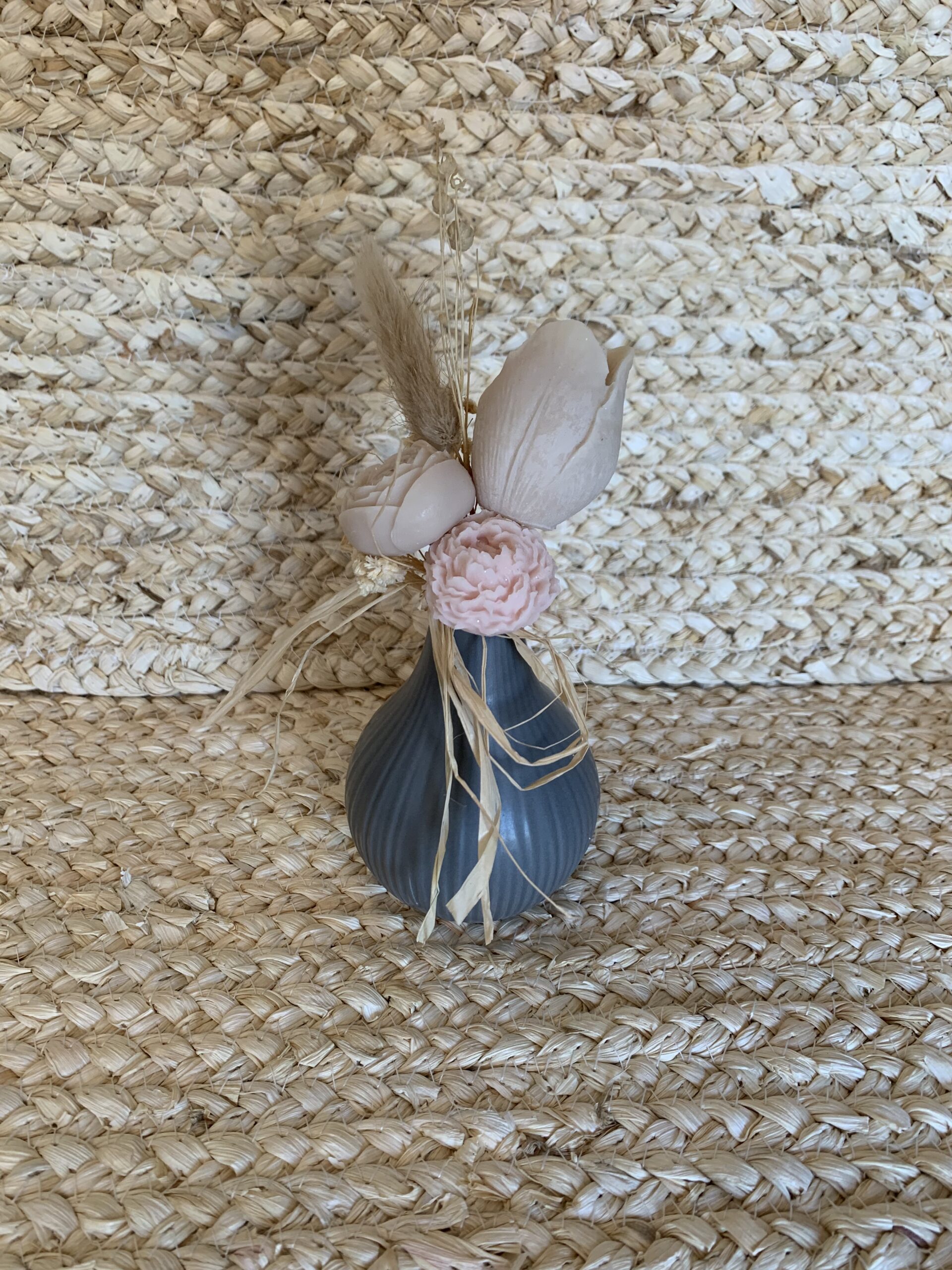 Petit bouquet parfumé Chocolat noisette avec fleurs en cire roses et beiges
