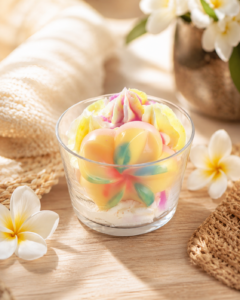 Bougie gourmande Monoï artisanale avec fleur en cire et décor estival
