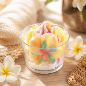 Bougie gourmande Monoï artisanale avec fleur en cire et décor estival