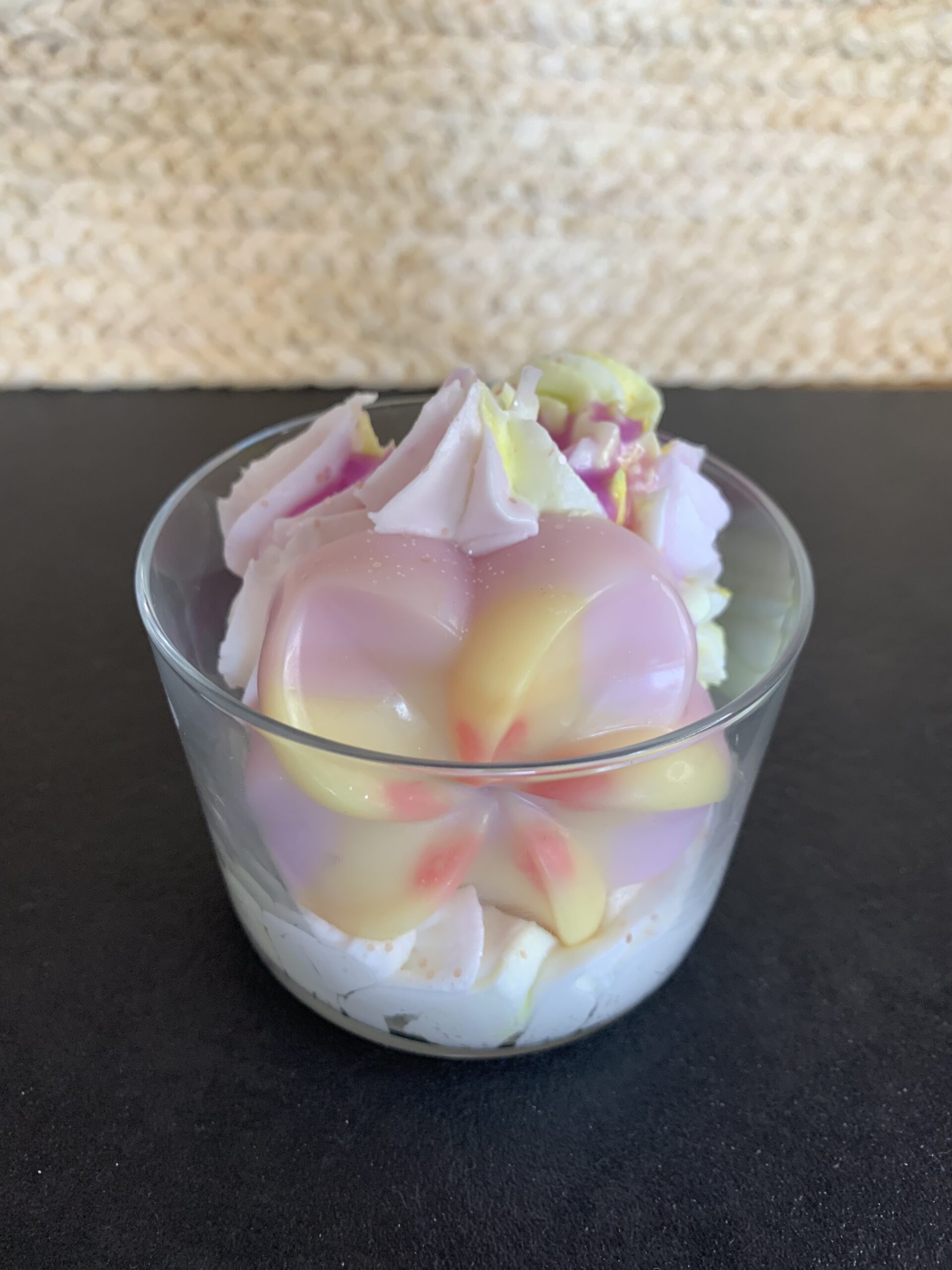Bougie gourmande Monoï en verre avec fleur colorée et chantilly de cire