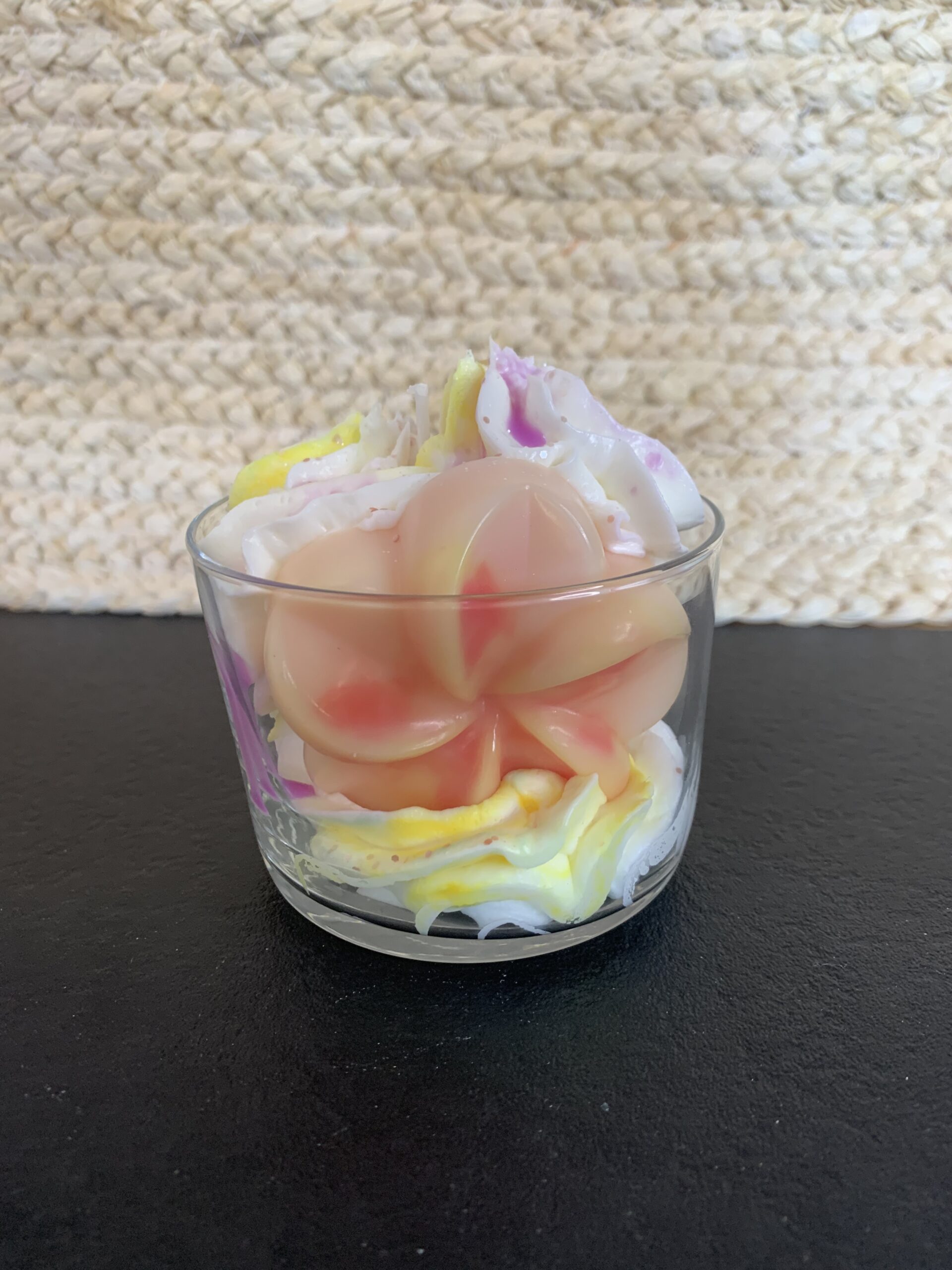 Bougie gourmande Monoï en verre avec fleur colorée