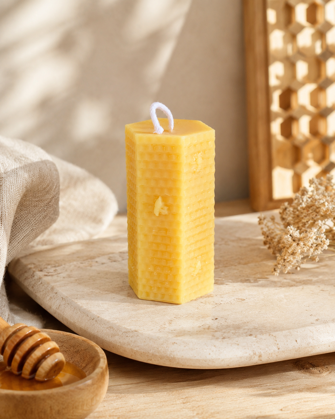 Bougie prisme alvéolé en cire d’abeille de Provence